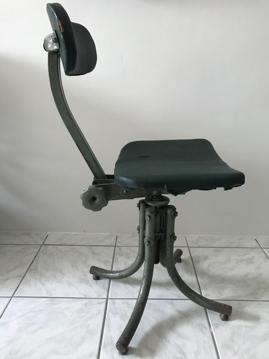 Bienaise 52 industrial chair