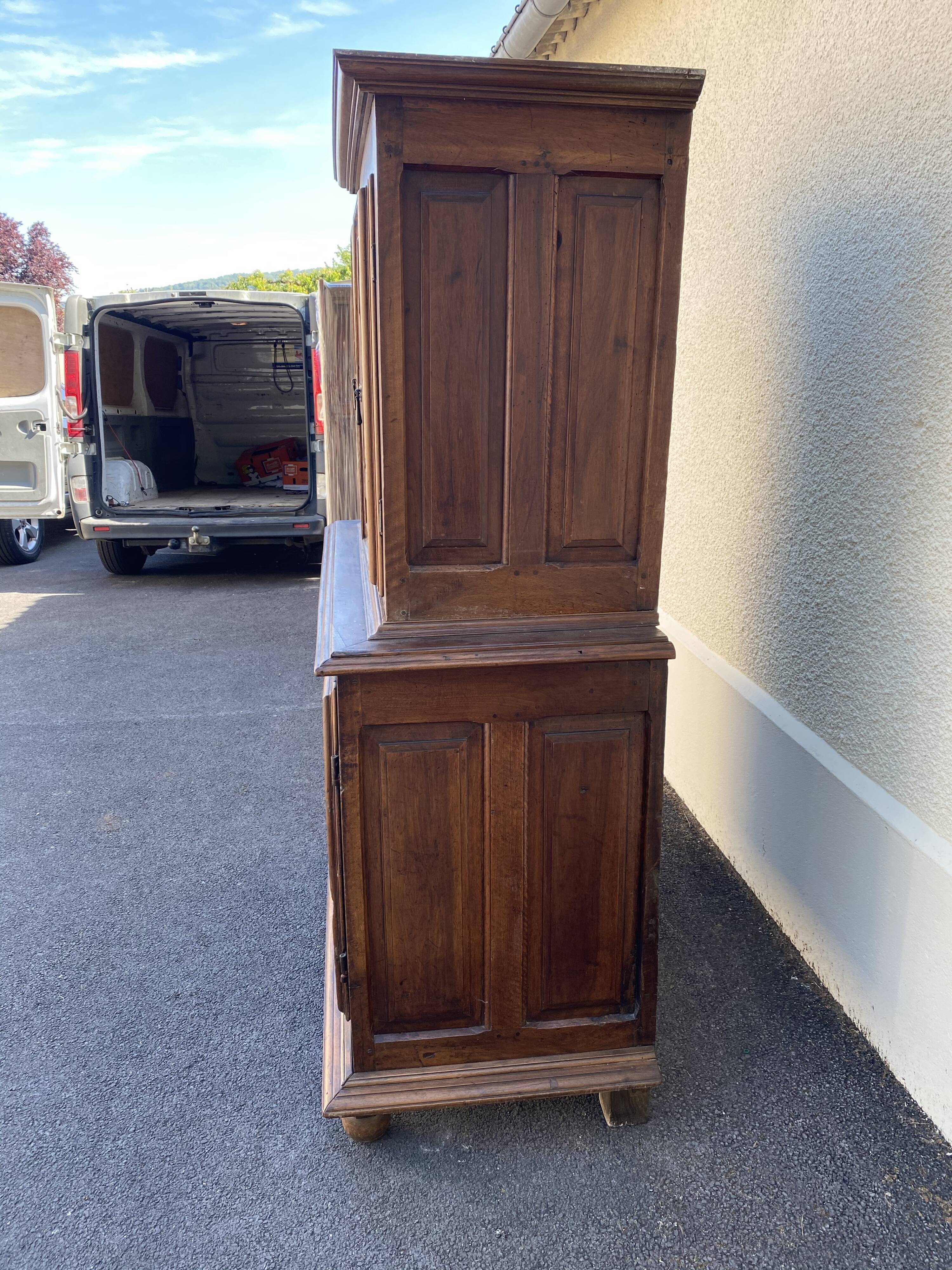 Two-piece buffet with diamond point