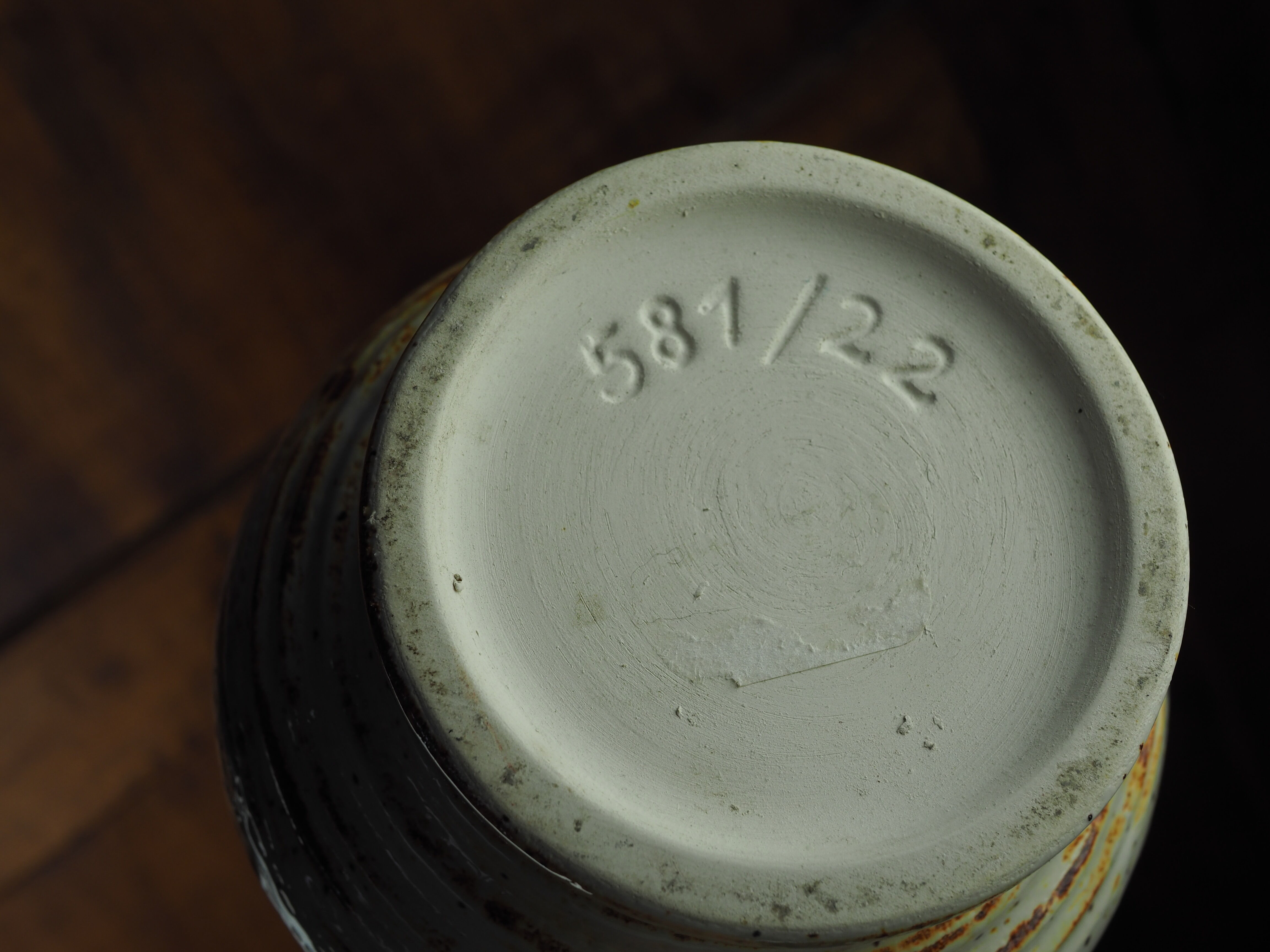 Ribbed vase with caramelized glaze; "581/22" - west German ceramics - 70s