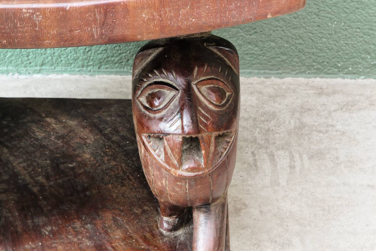 Siège africain monoxyle en bois sculpté