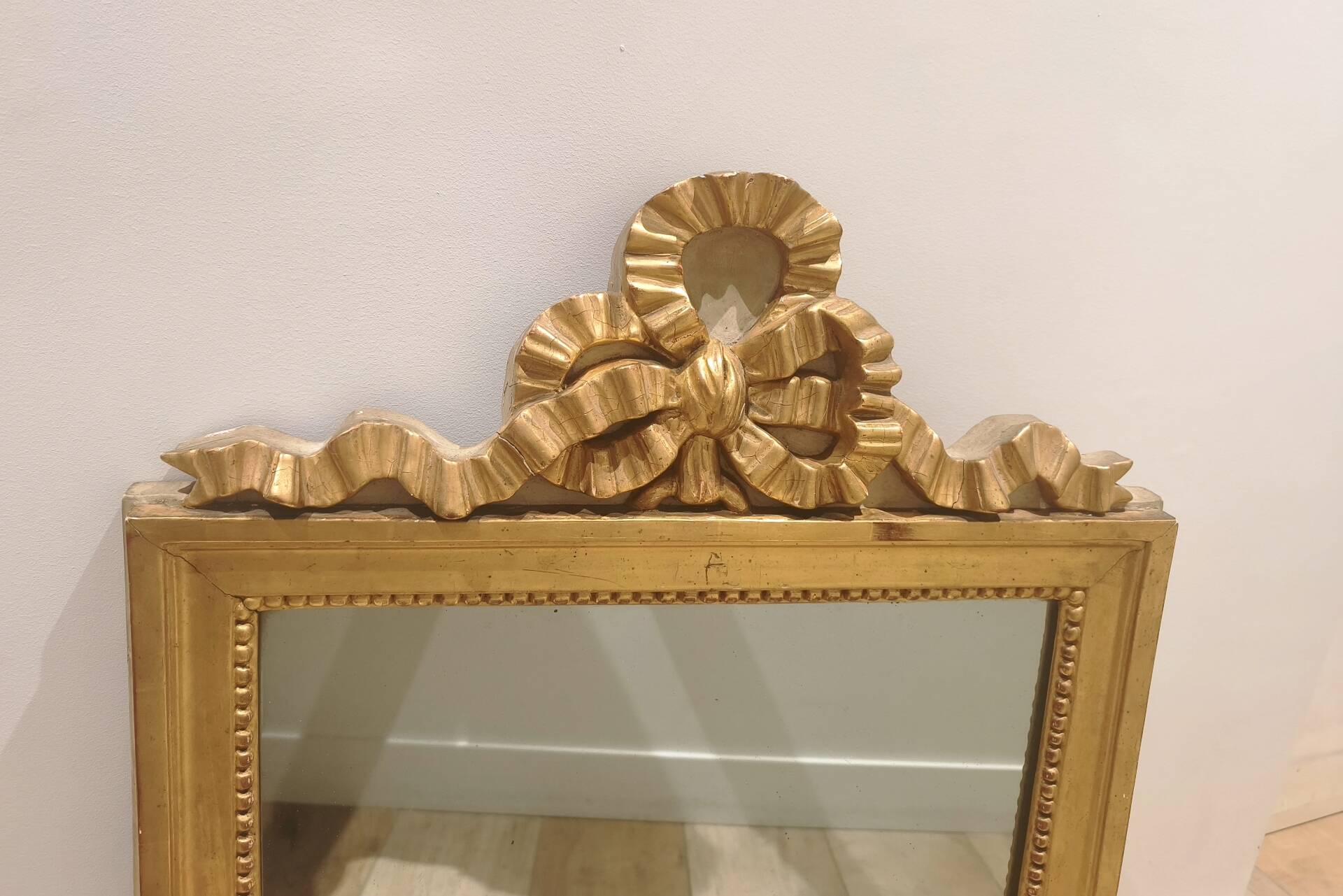 Miroir à fronton de style Louis XVI - Noeud de ruban - Fin XIXe