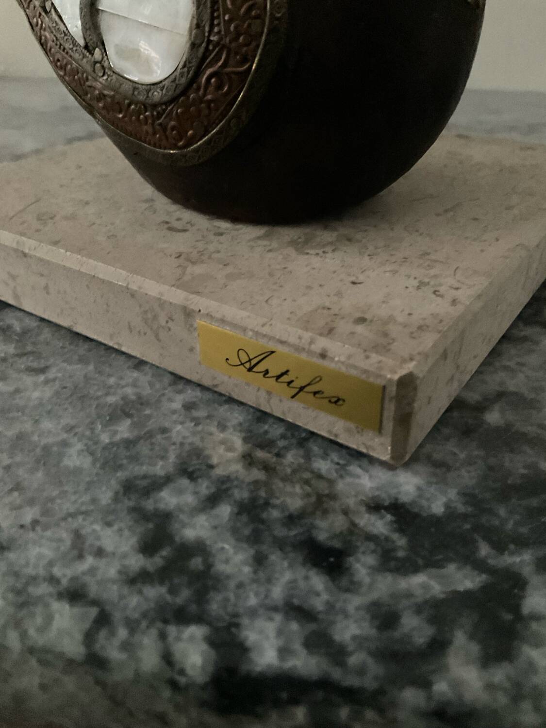 Artifex lamp with cloisonné wooden birds and travertine from the 1960s-70s.