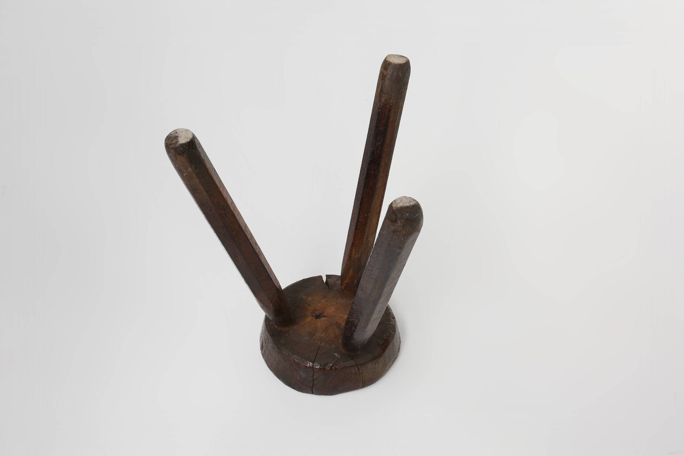 Tabouret trépied intemporel et robuste en bois foncé, France ca. 1900