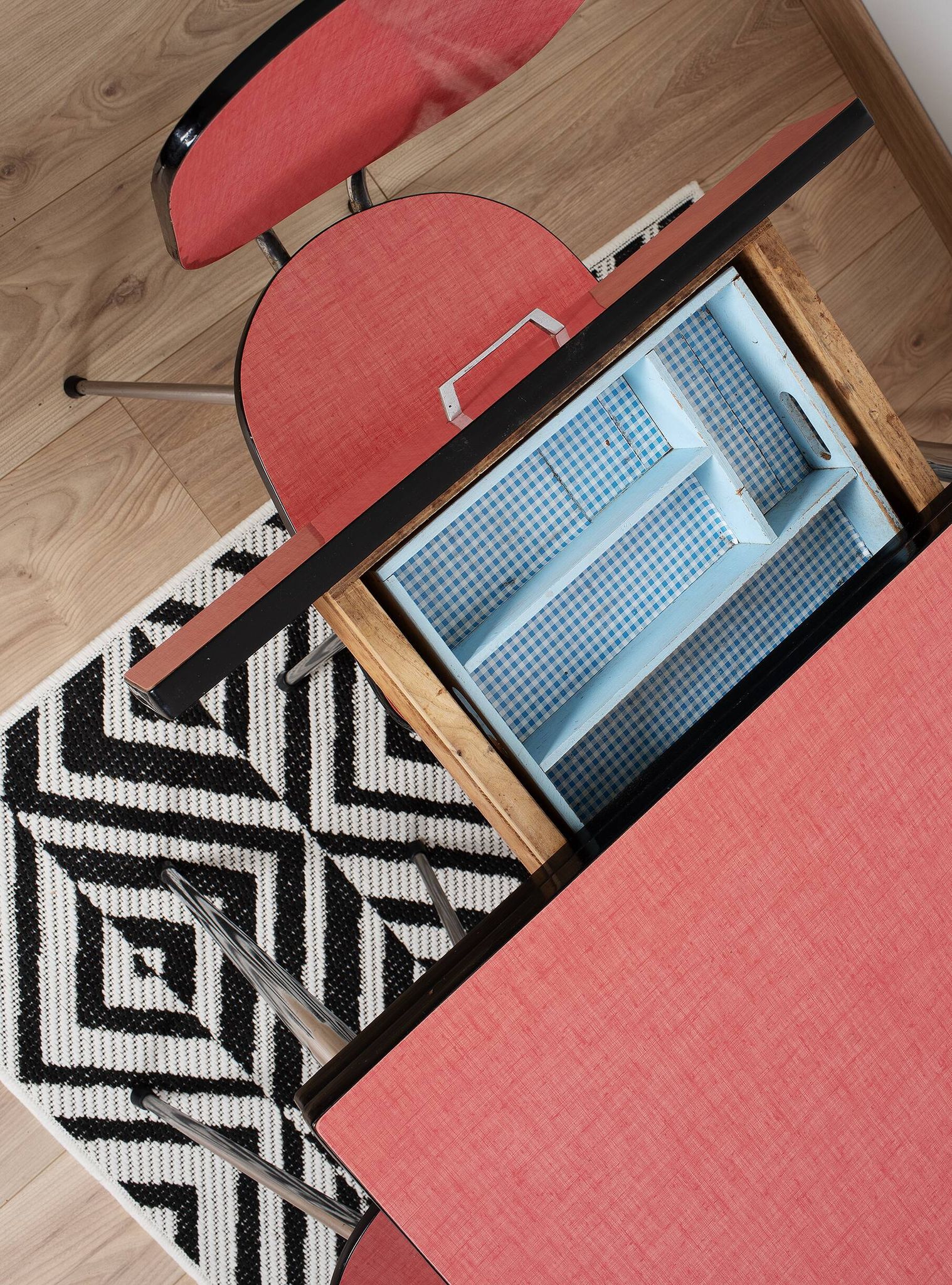 Extendable table and 6 chairs in Formica and stainless steel, brand FURANIA EUROPALU