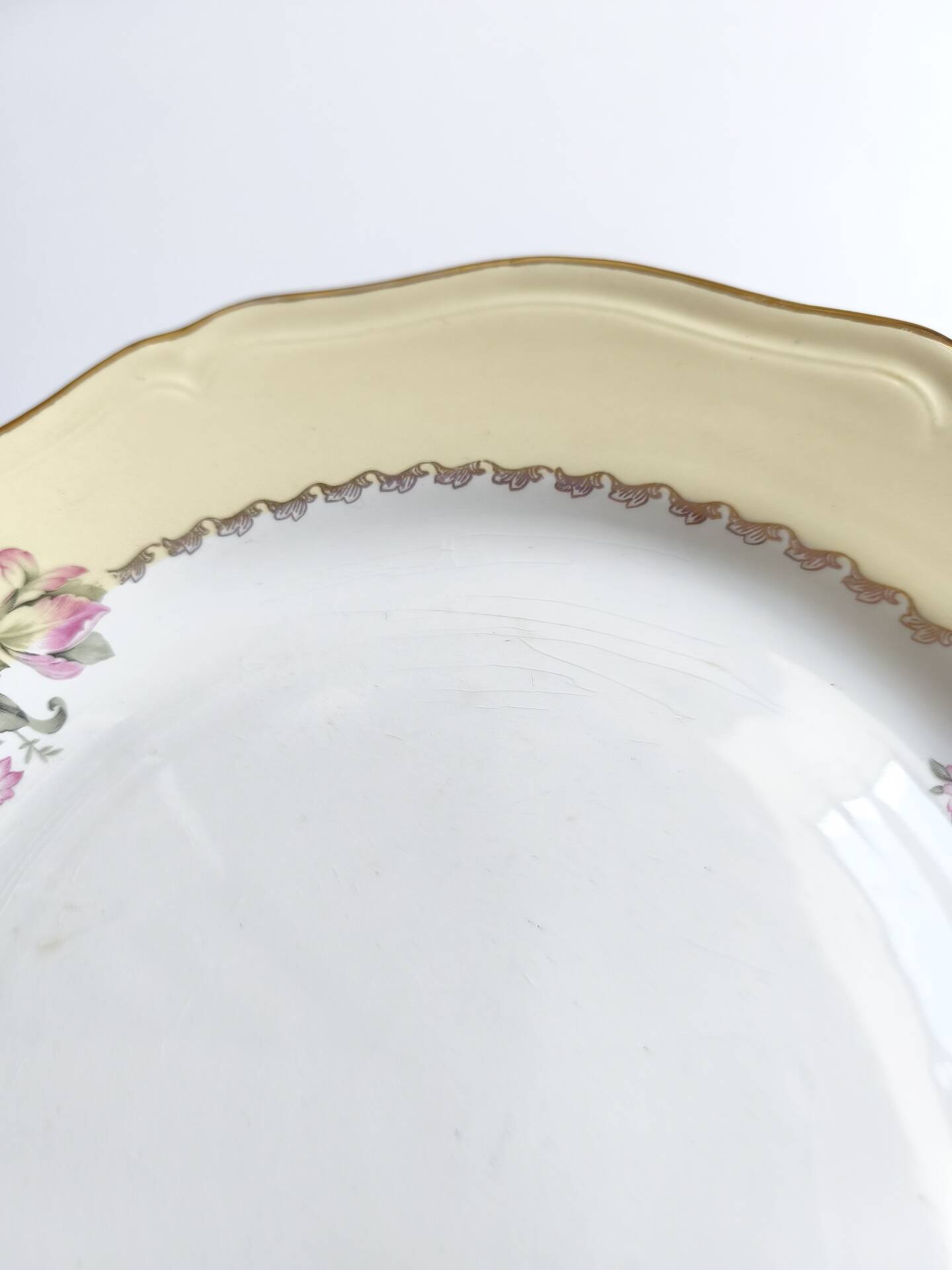 Round vintage plate L'Amandinoise model Paola cream and white flowers