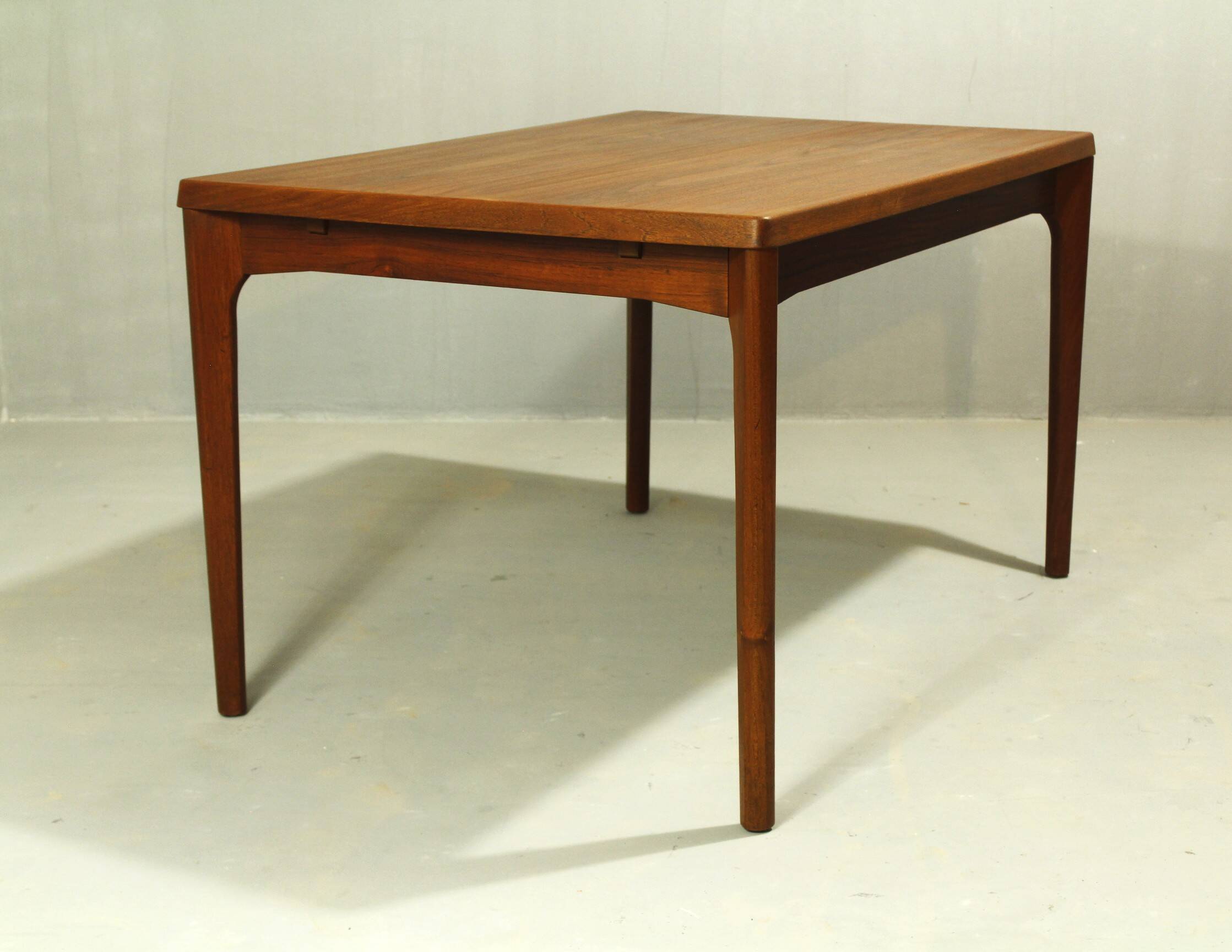 Table à manger en teck par Henning Kjaernulf, Danemark, années 1960.