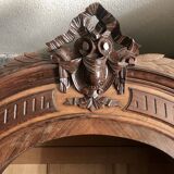 Bibliothèque en bois ancienne avec fronton