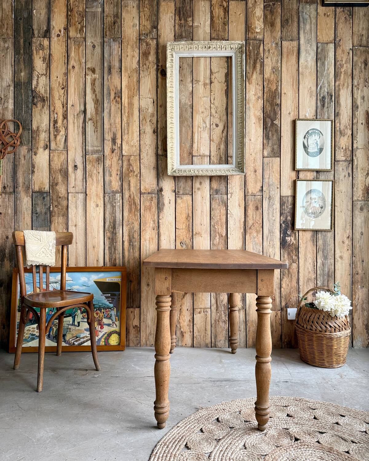 Table with turned legs in solid oak (renovated)