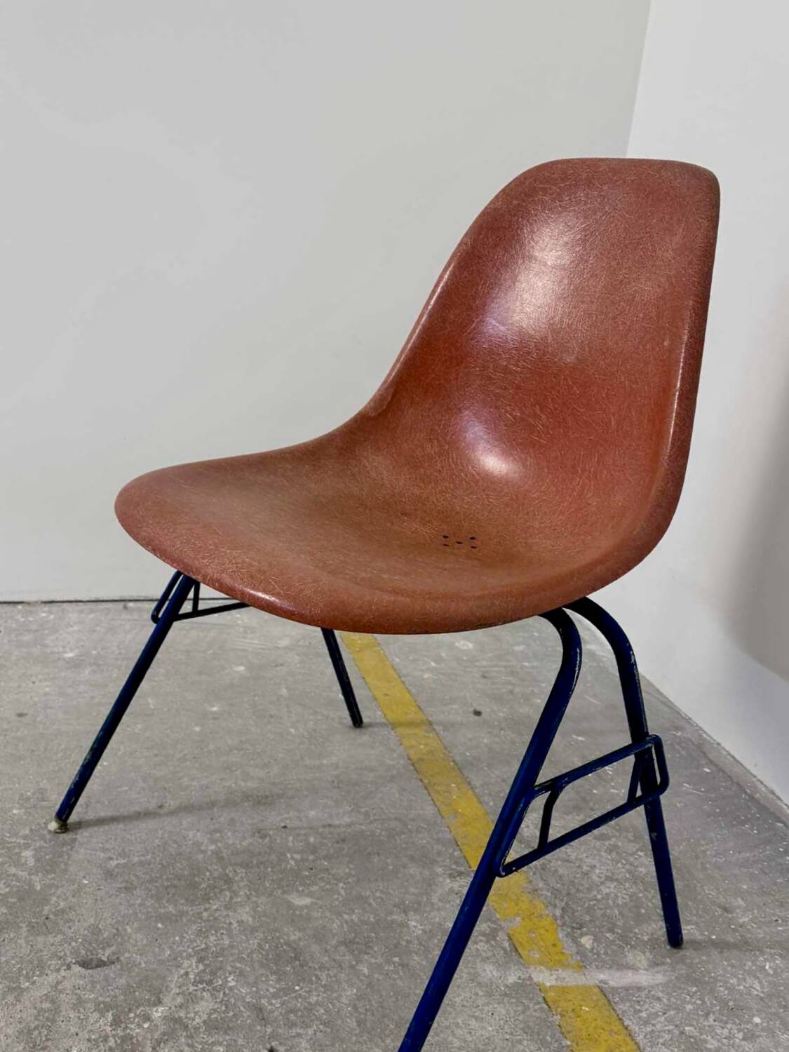 Lot of 4 Eames DSS chairs in fibre H Miller