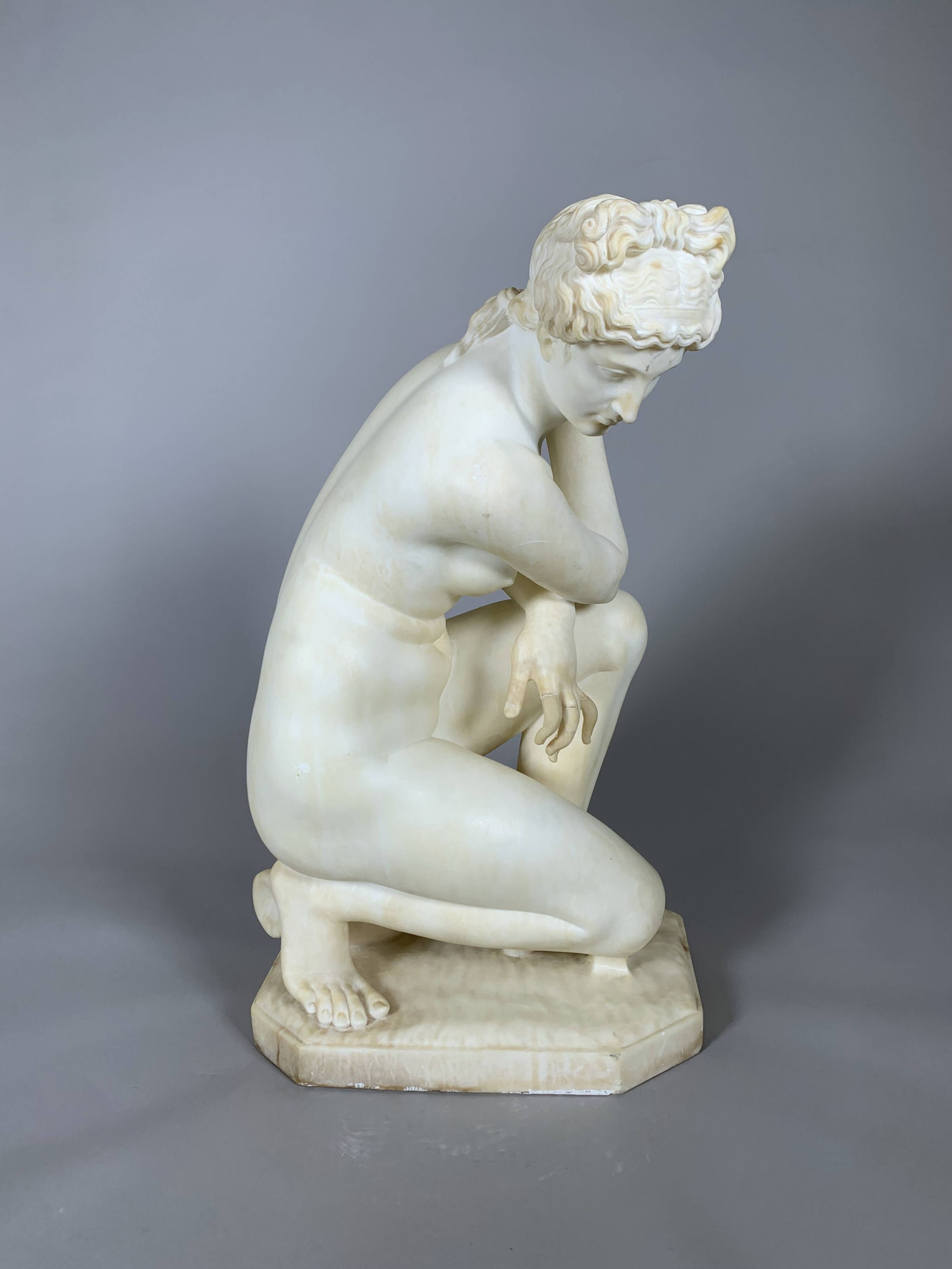 White Marble Sculpture - Venus at Bath - Early 19th Century