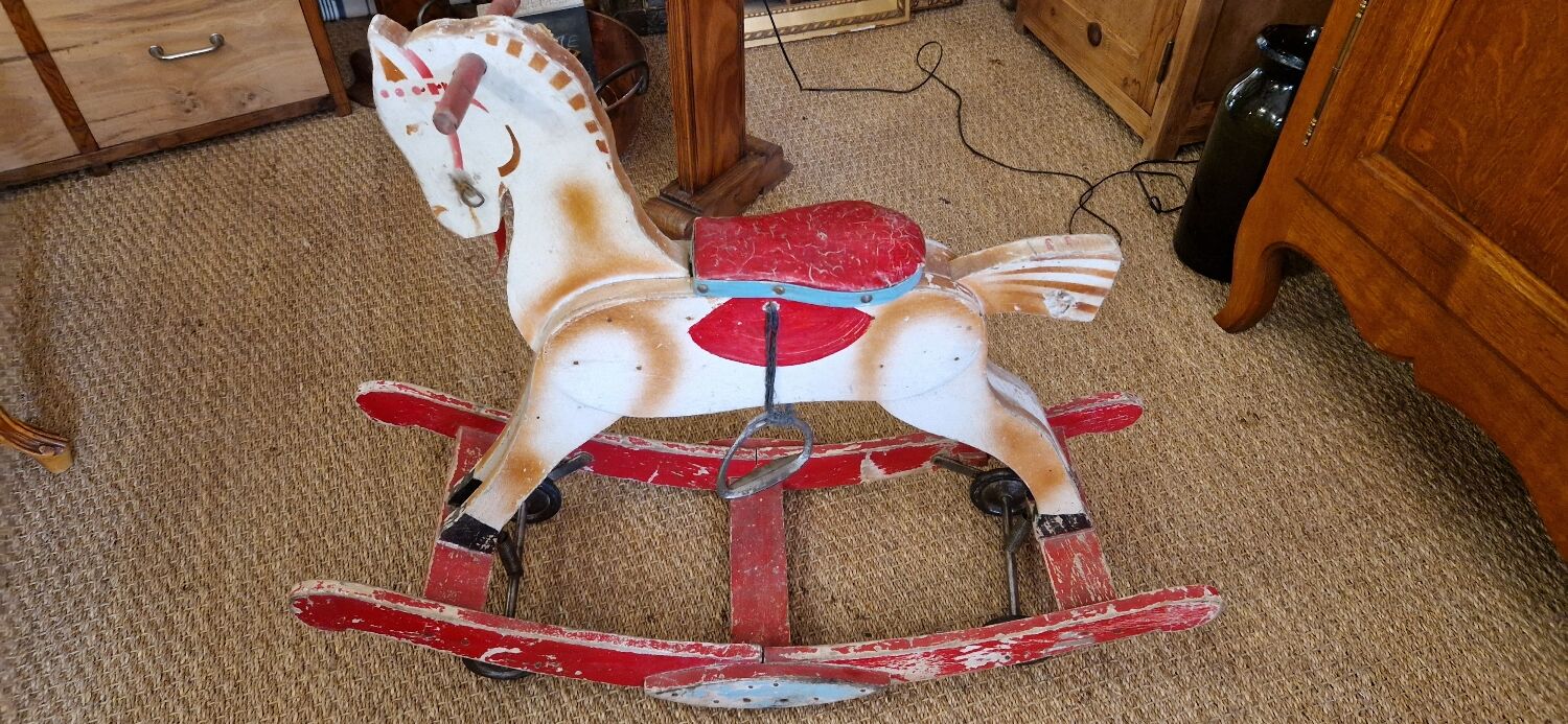 Cheval à bascule en bois