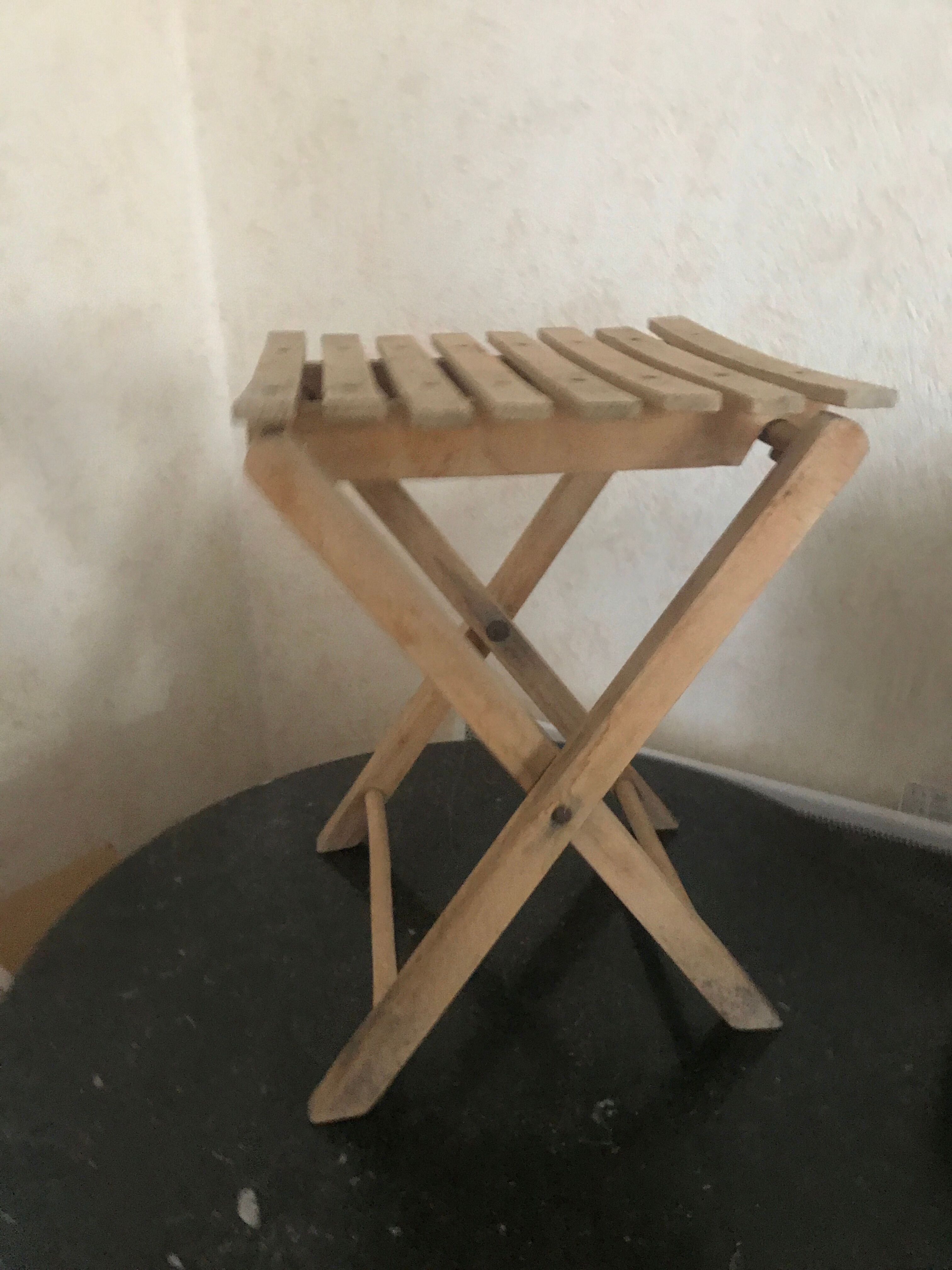 Complained wooden pedestal