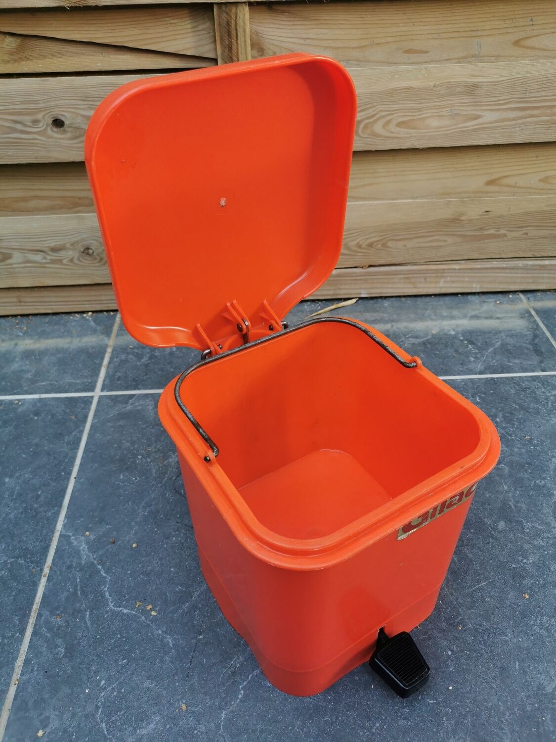 Vintage bathroom bin