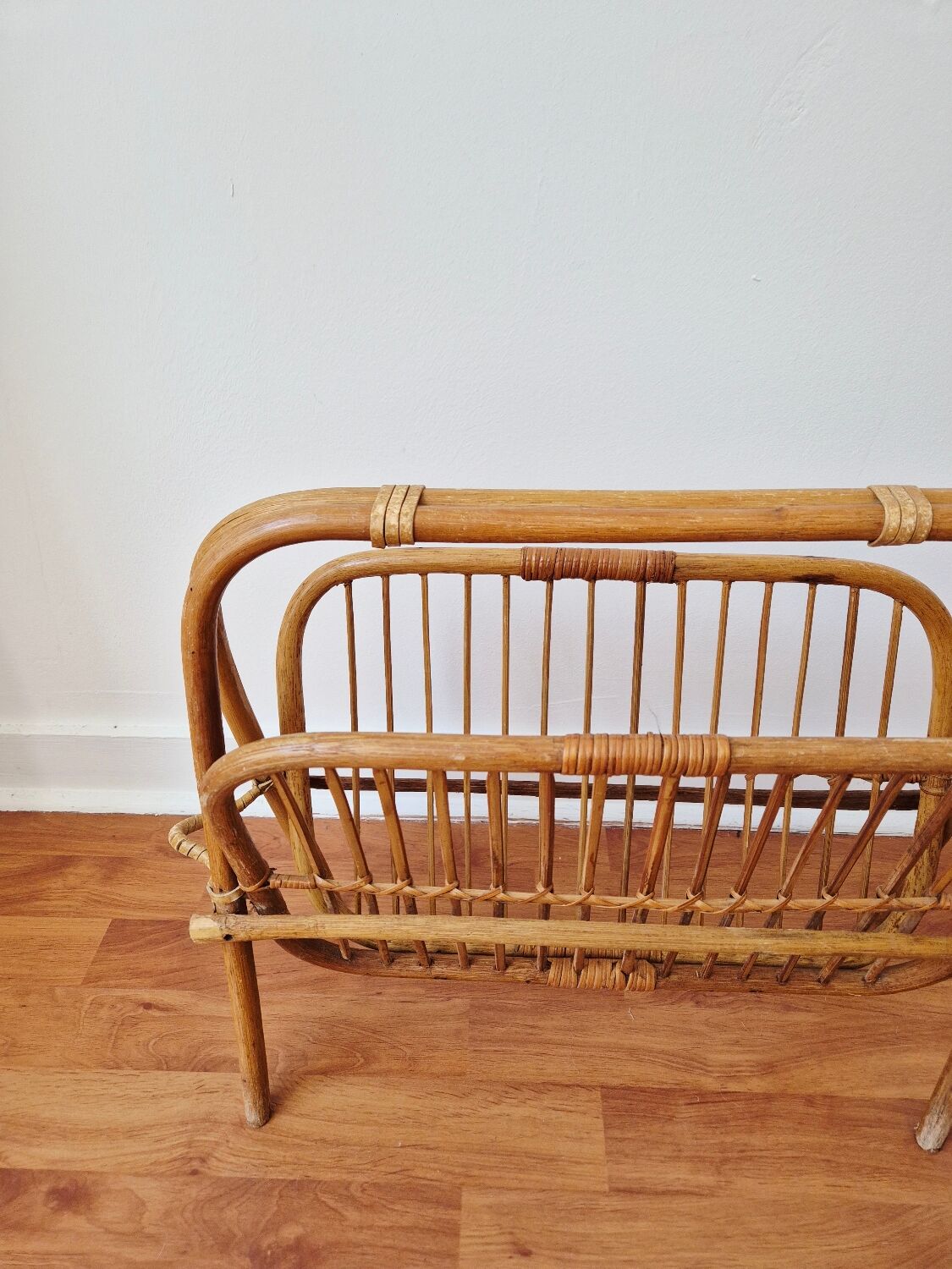 Foldable rattan magazine rack - Vintage