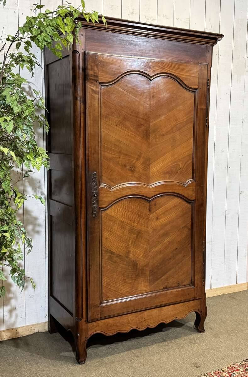 Louis XV bonnetière in cherry wood, early 19th century.