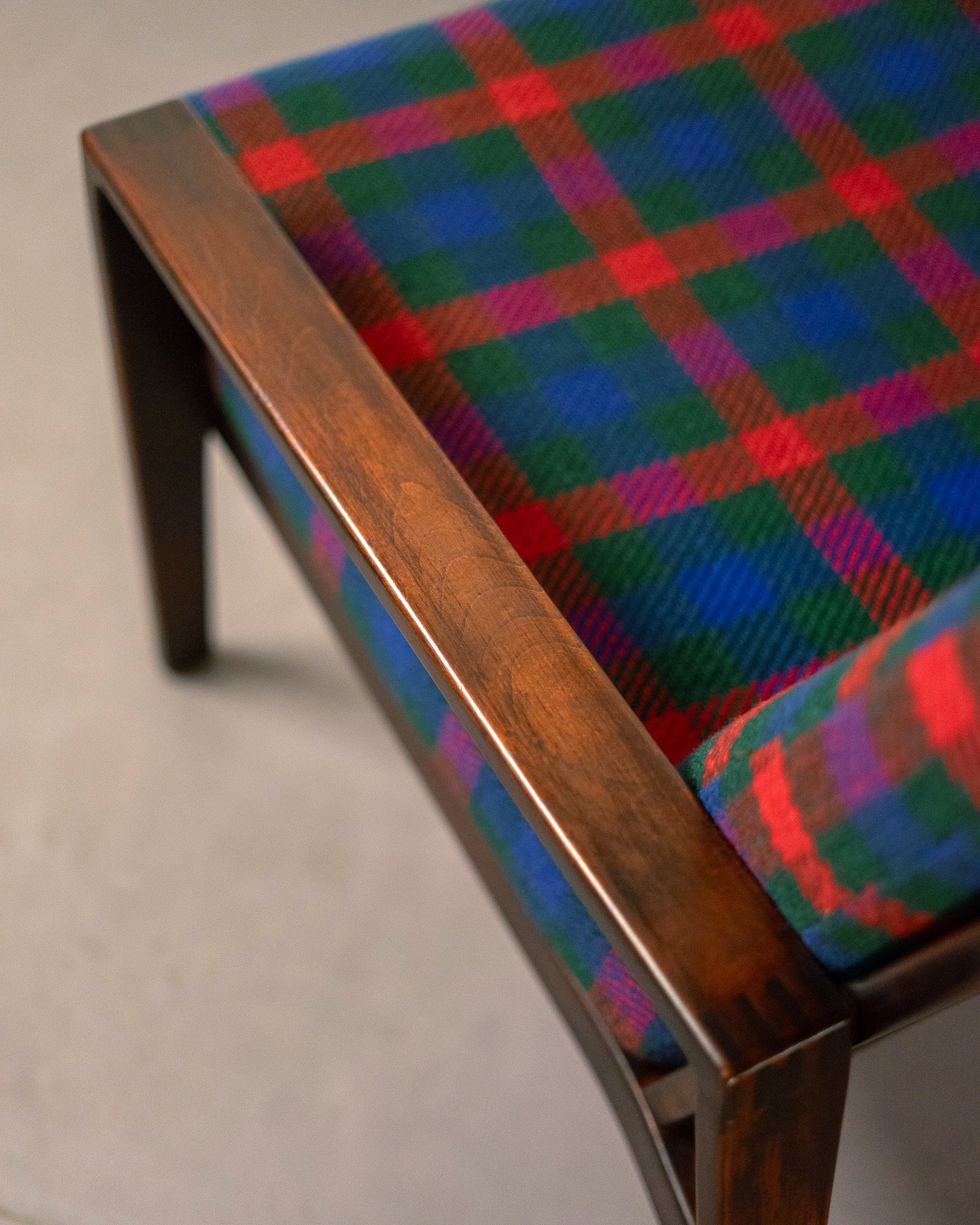 Fauteuil Knoll Antimott en noyer et tartan