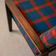 Fauteuil Knoll Antimott en noyer et tartan