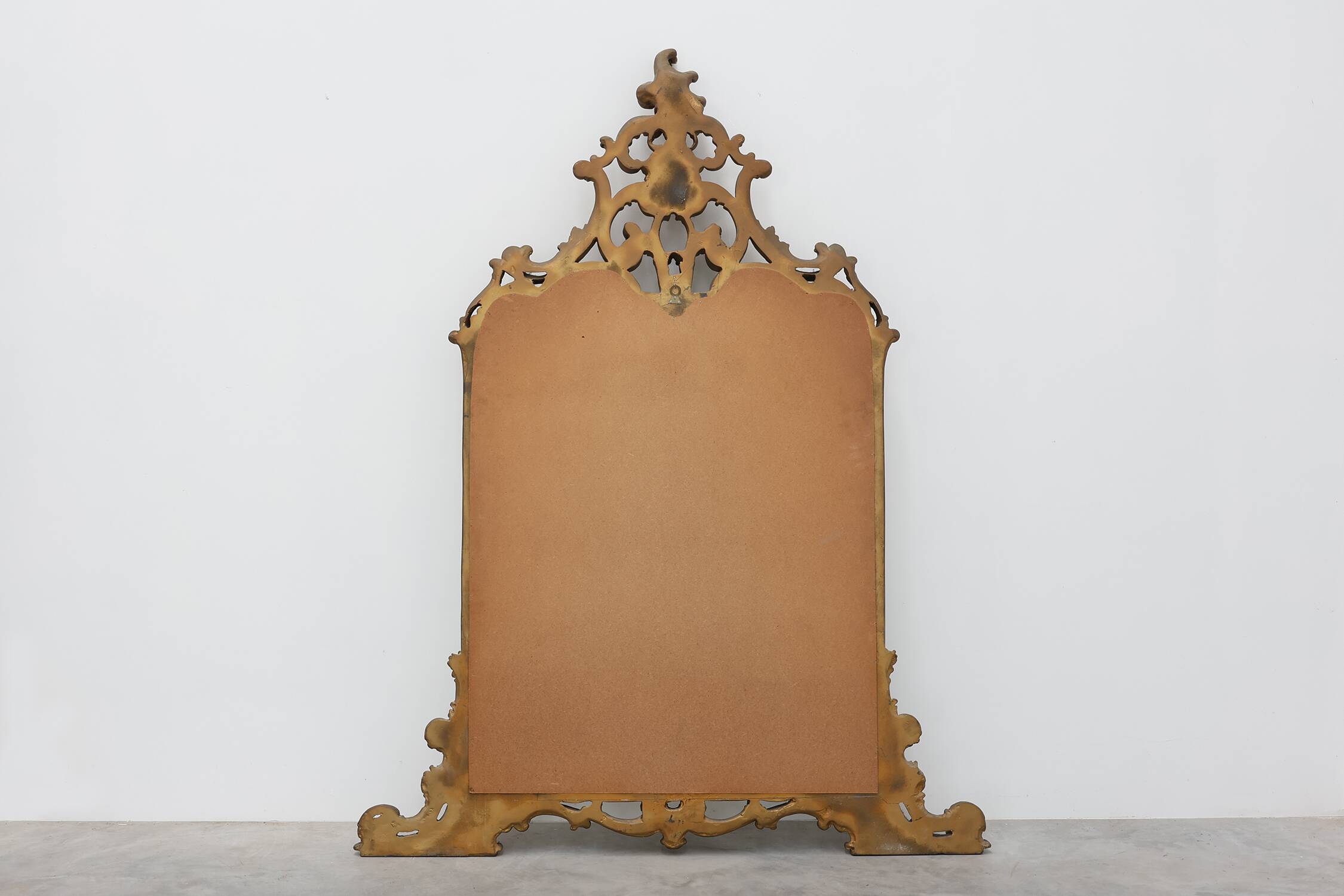 Grand miroir en bois doré de style rococo, Belgique, 20e siècle