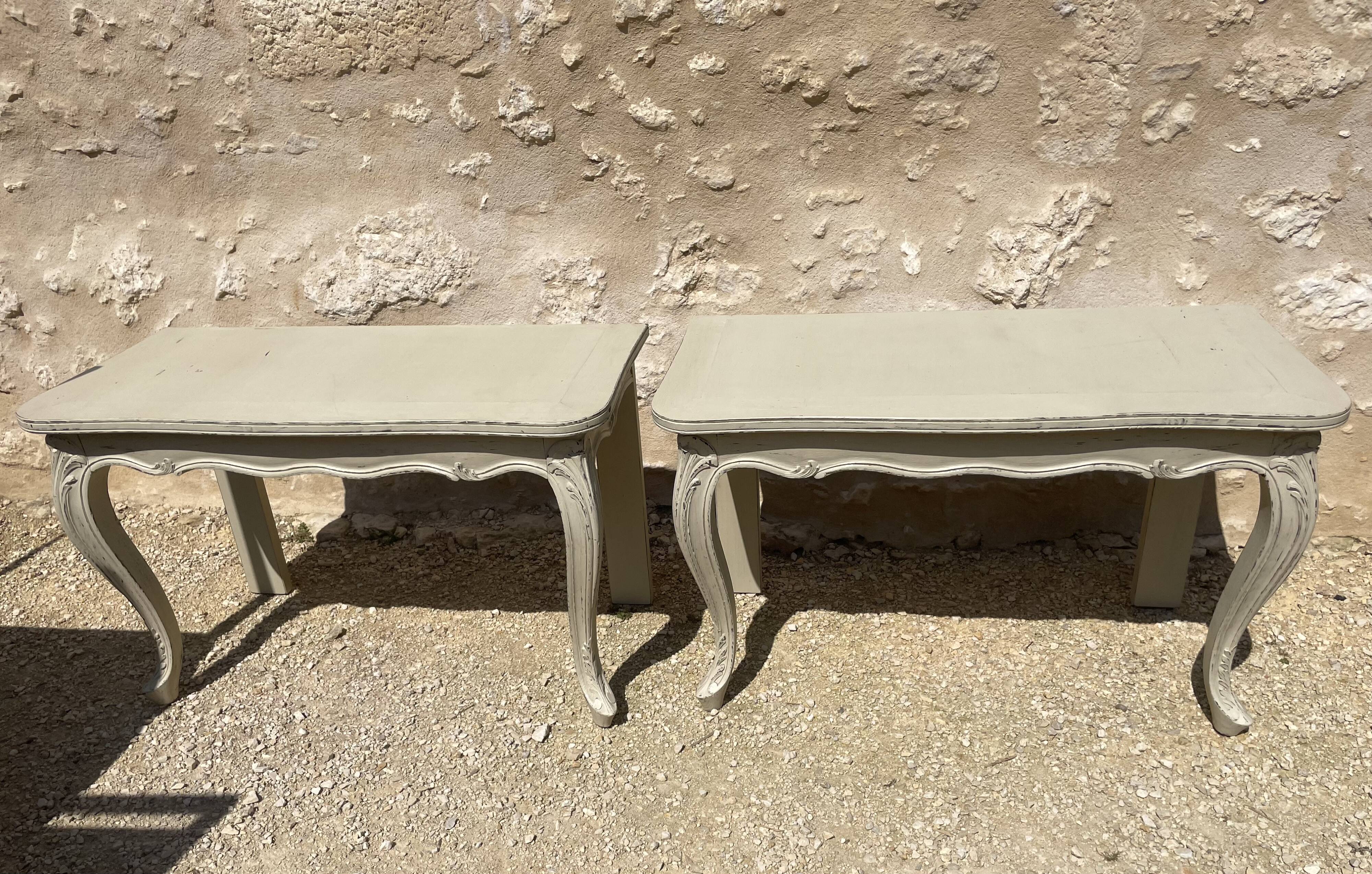 Console de style Louis XV patinée beige et cirée