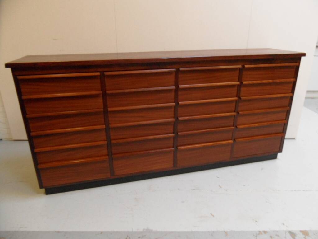 Vitrine vintage en acajou avec tiroirs