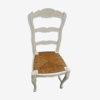 Chaise blanche paillée en bois vernis