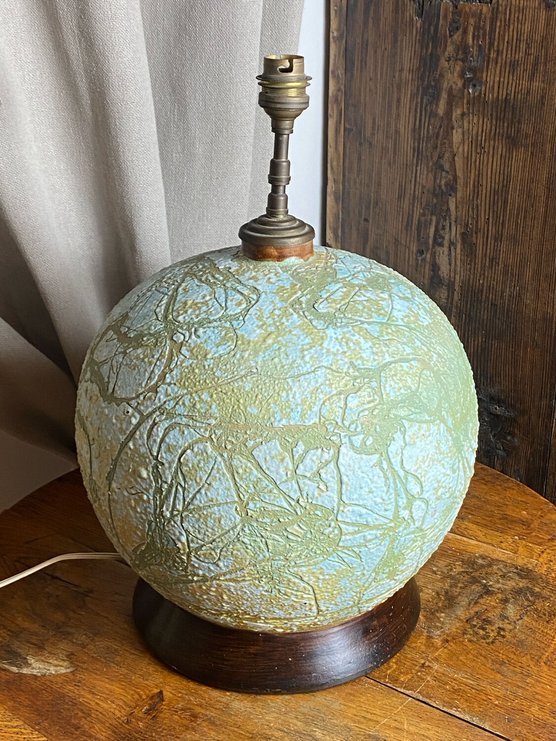 Spherical ceramic lamp with bark texture