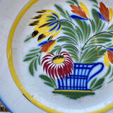 Assiettes anciennes en faïence bouquets de fleurs