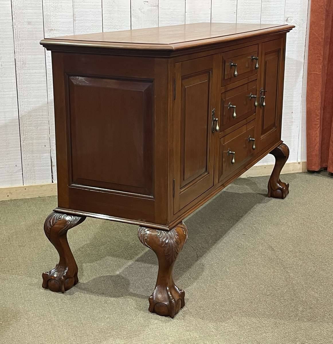 English enfilade from the early 20th century in mahogany.