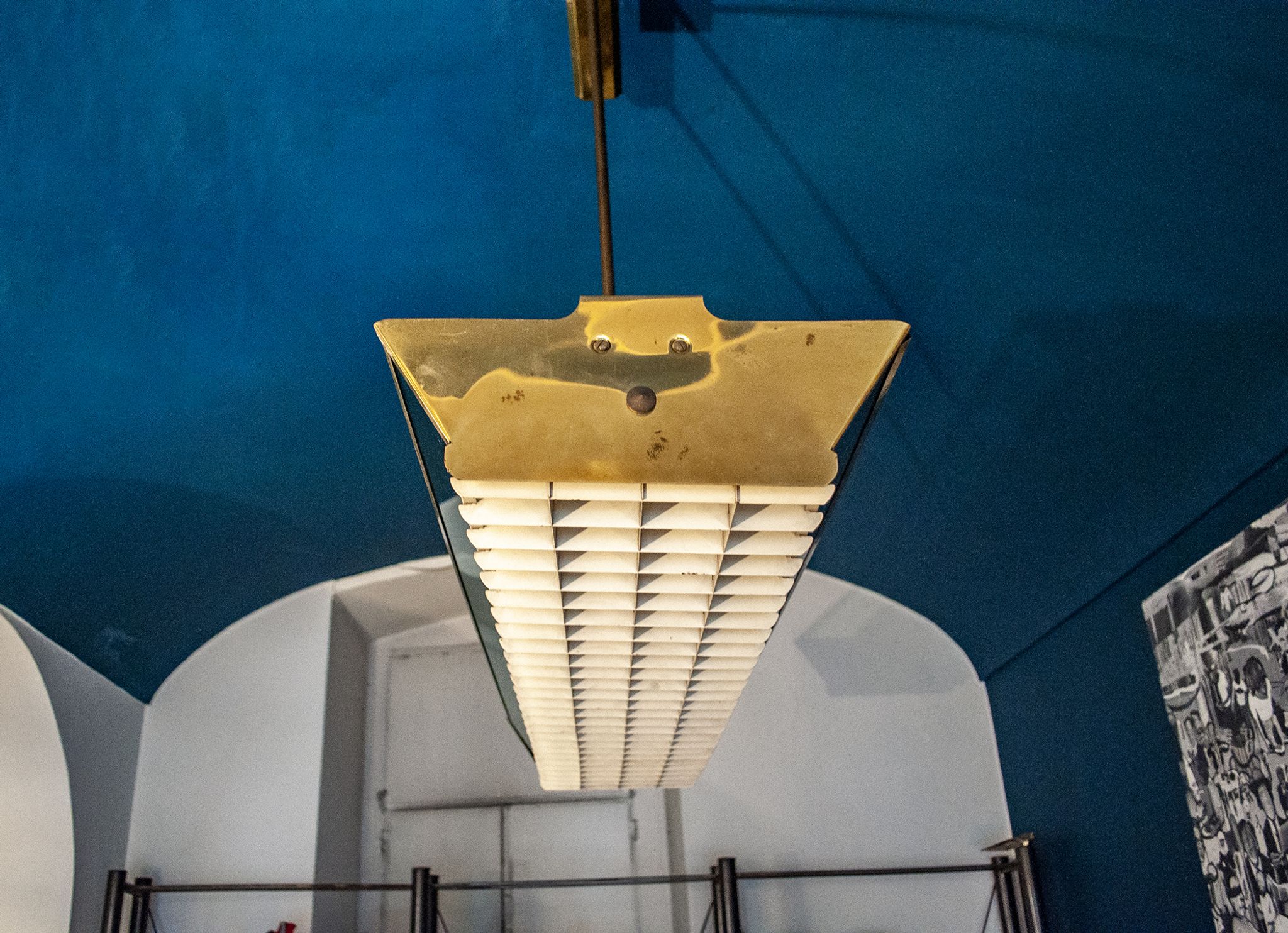 Suspension en laiton aluminium et plexiglas Italie années 1950