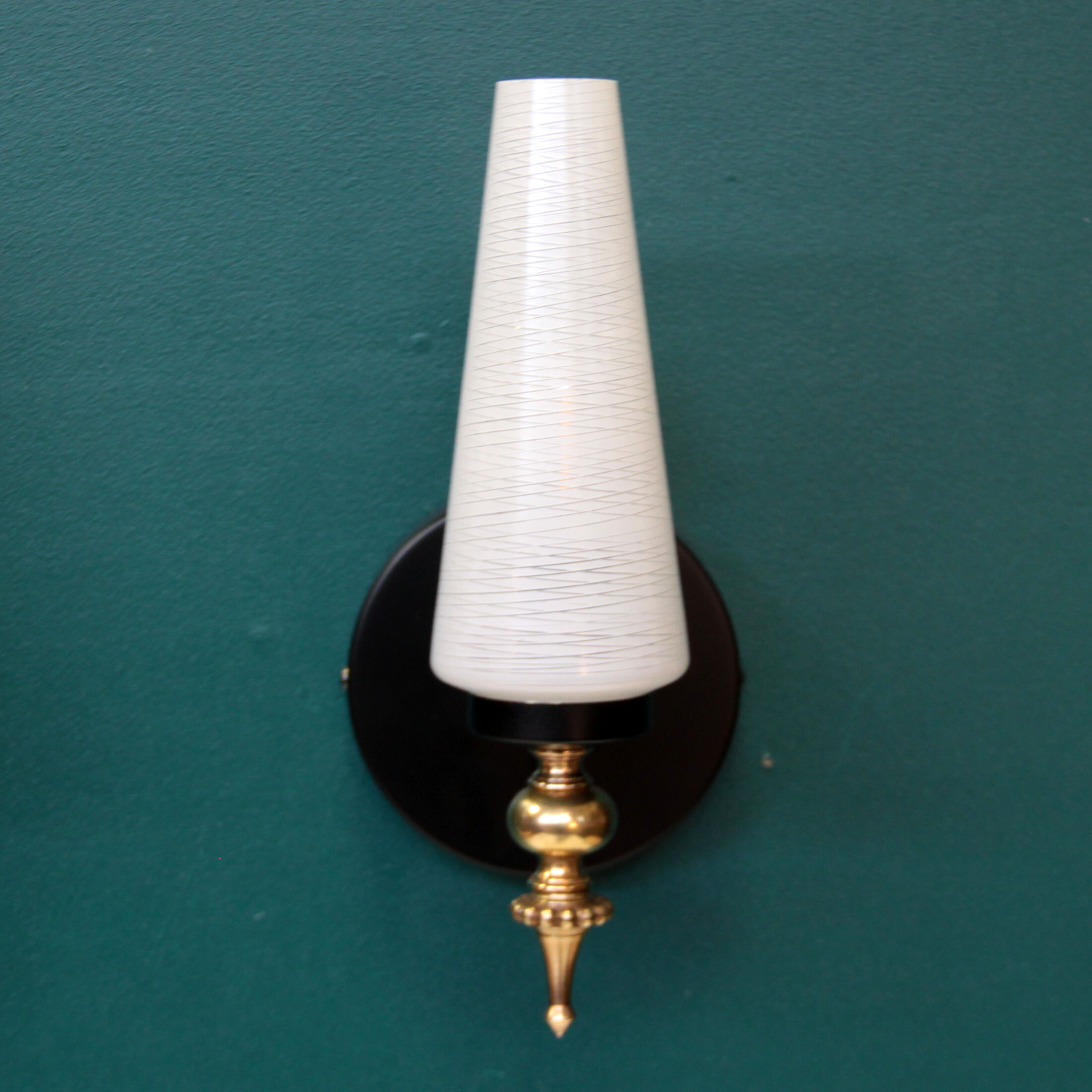 Pair of brass wall sconces tulips in white striated glass and black metal