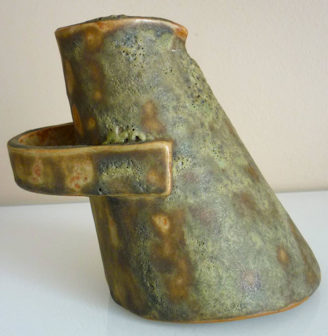 Vase sabot, brutaliste, céramique émaillée, grès, signature à identifier