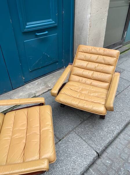 Paire de fauteuils pliants en cuir palissandre