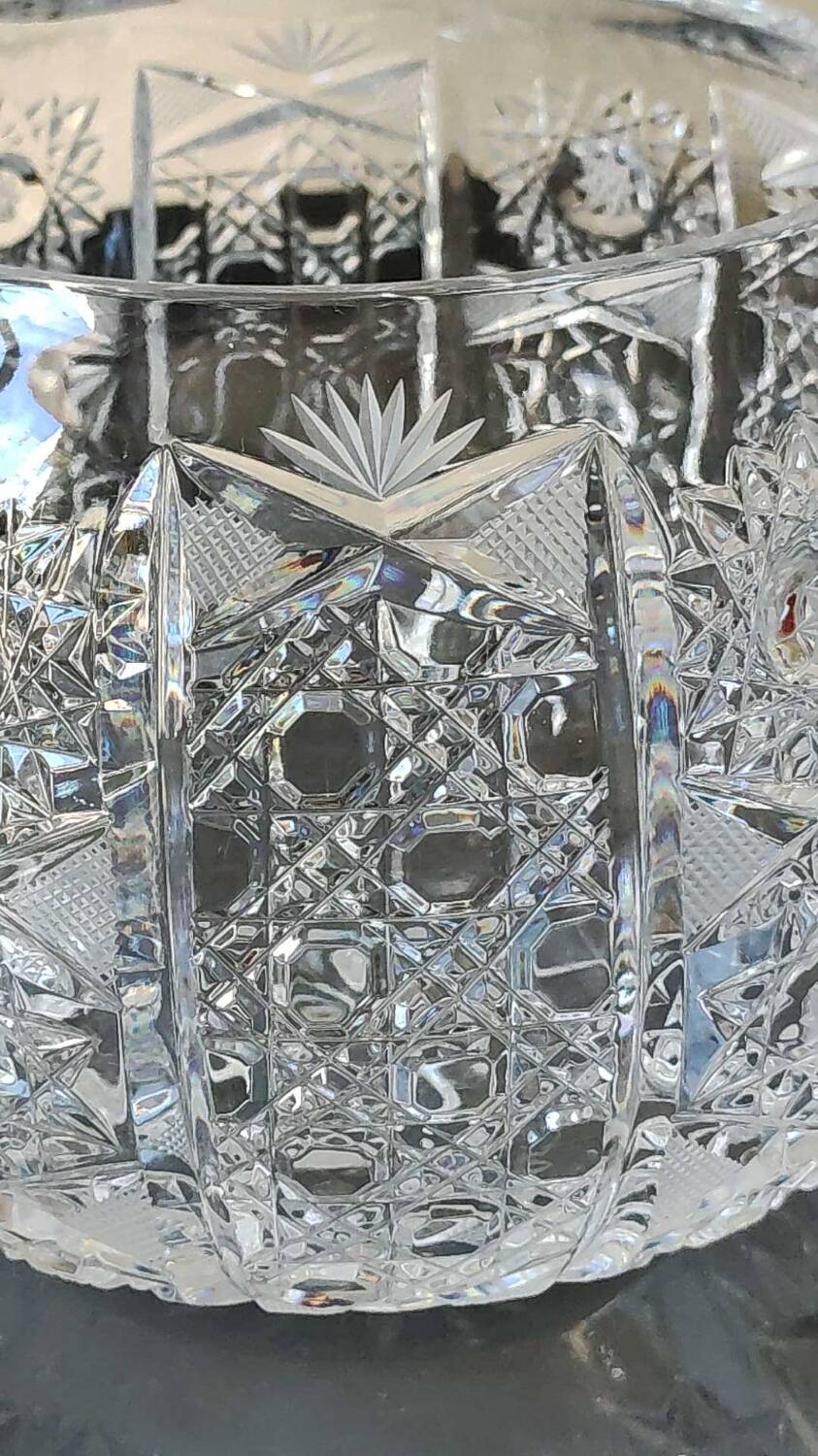 Vintage candy box/Drageoir in finely cut Bohemian crystal. Sophisticated star/brass patterns. Size 20 x 16 cm