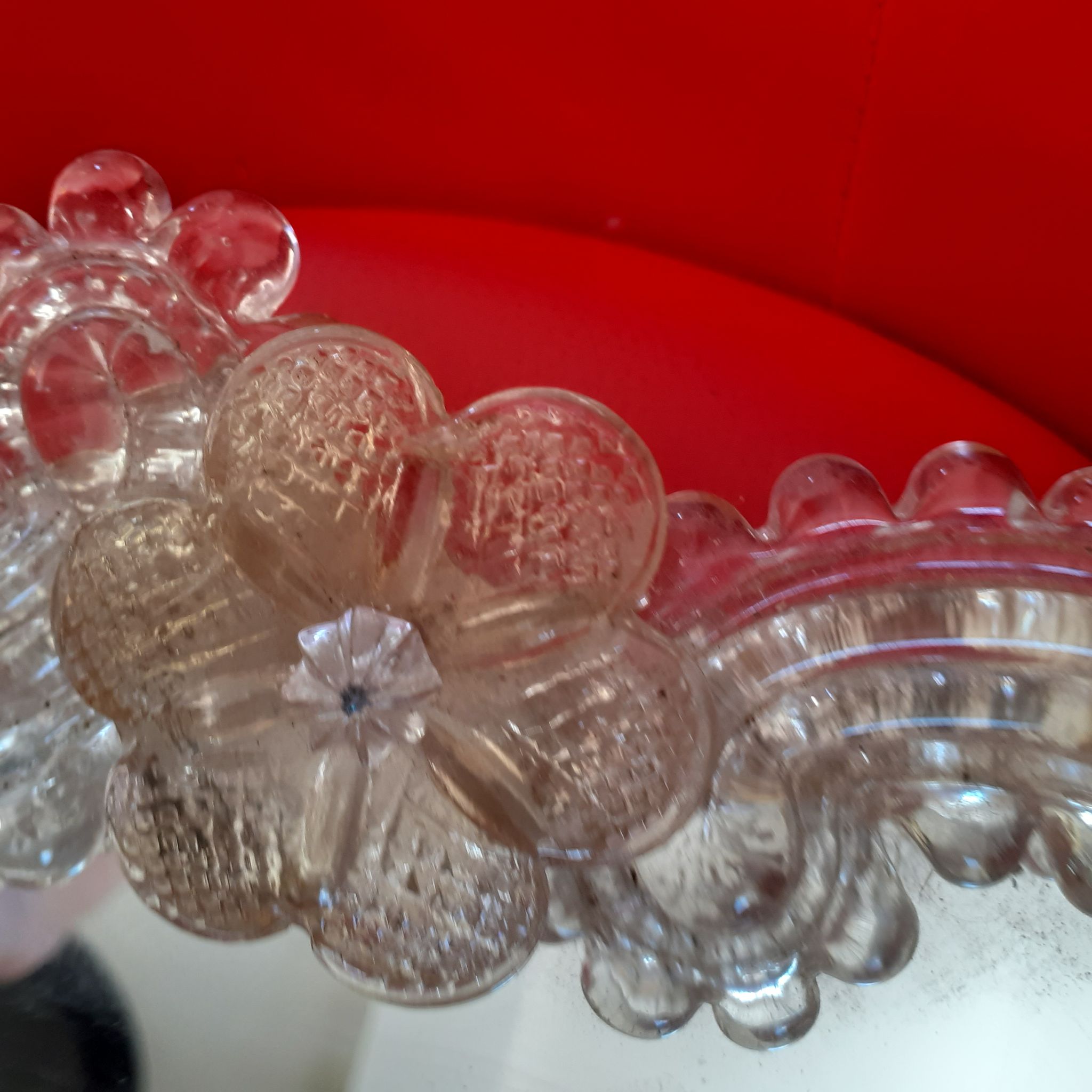 Venetian oval mirror with its flowers. To put or hang. Years 50.