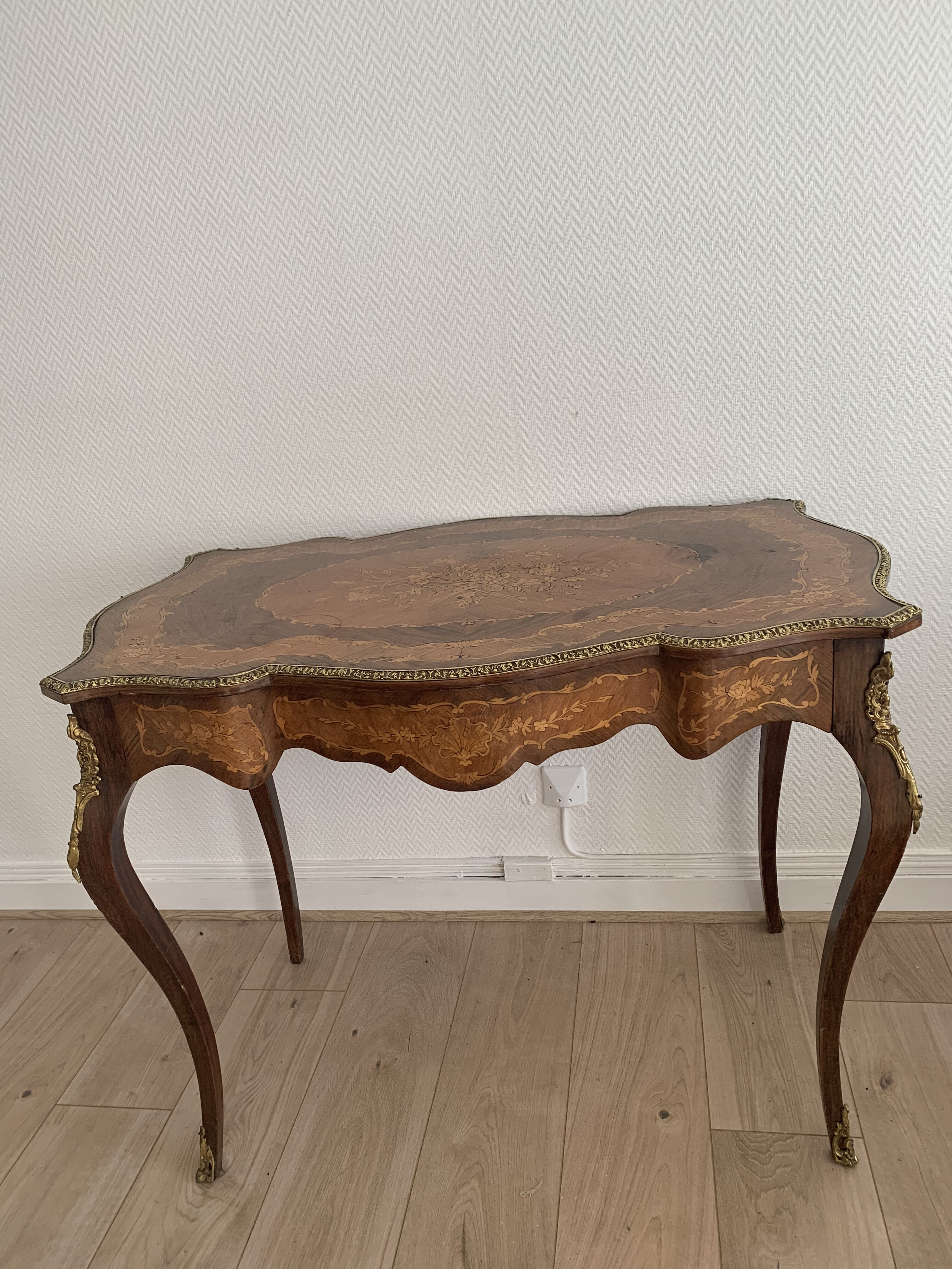 Table d'appoint vintage bois marqueté et laiton