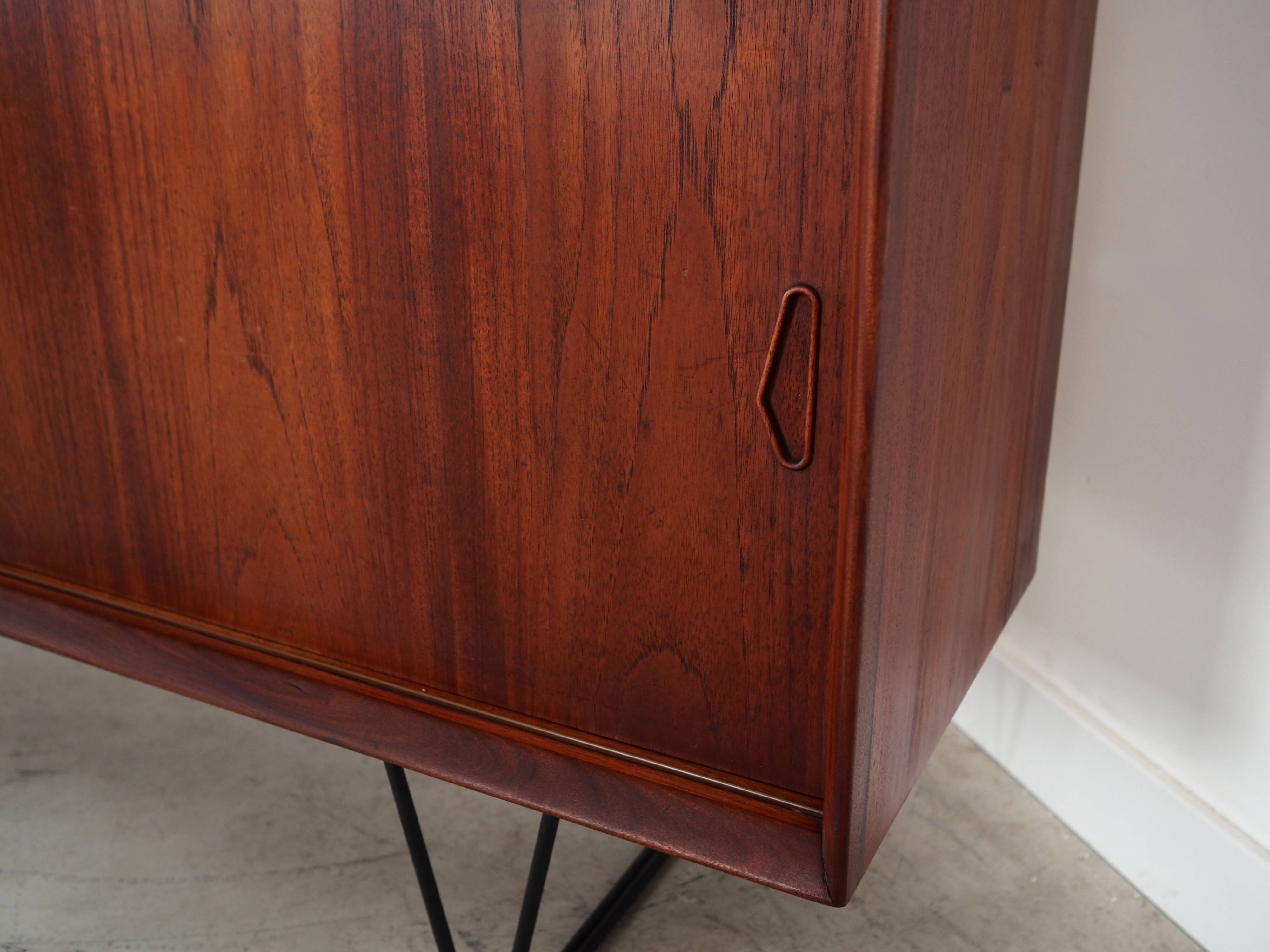 Buffet haut en teck, design danois, années 1970, production : Danemark