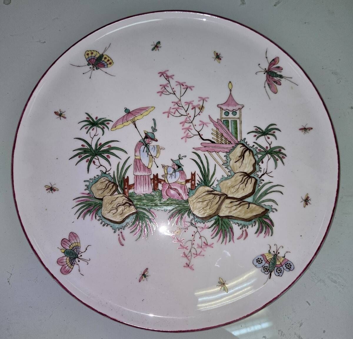 Grand plat en céramique a décors au chinois