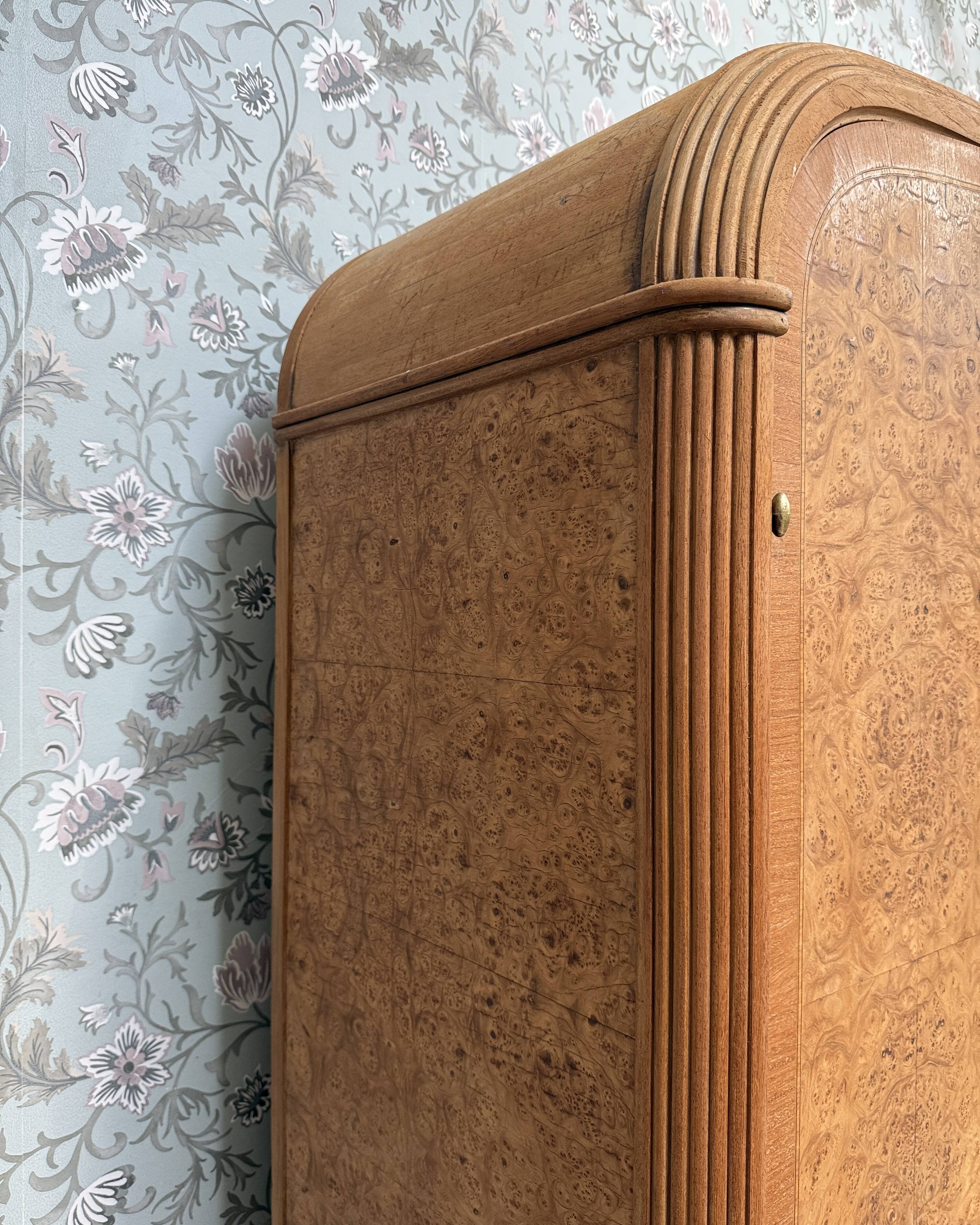 Armoire Art Déco en érable moucheté, rénovée