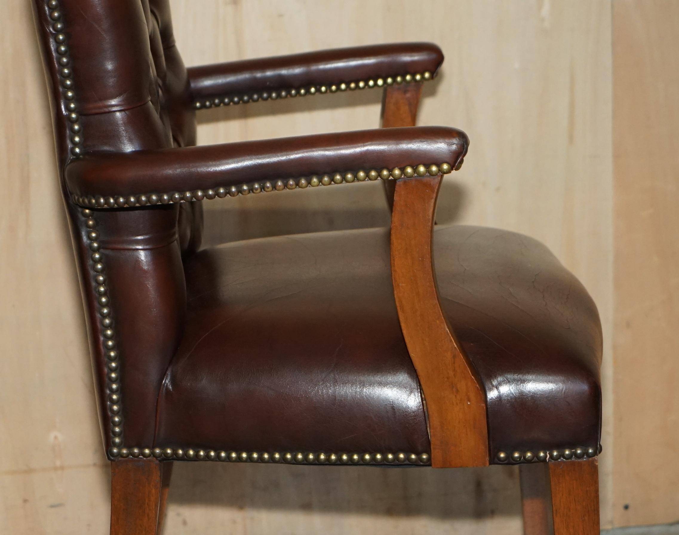 Fauteuil de bureau Gainsborough style George II Chesterfield cuir