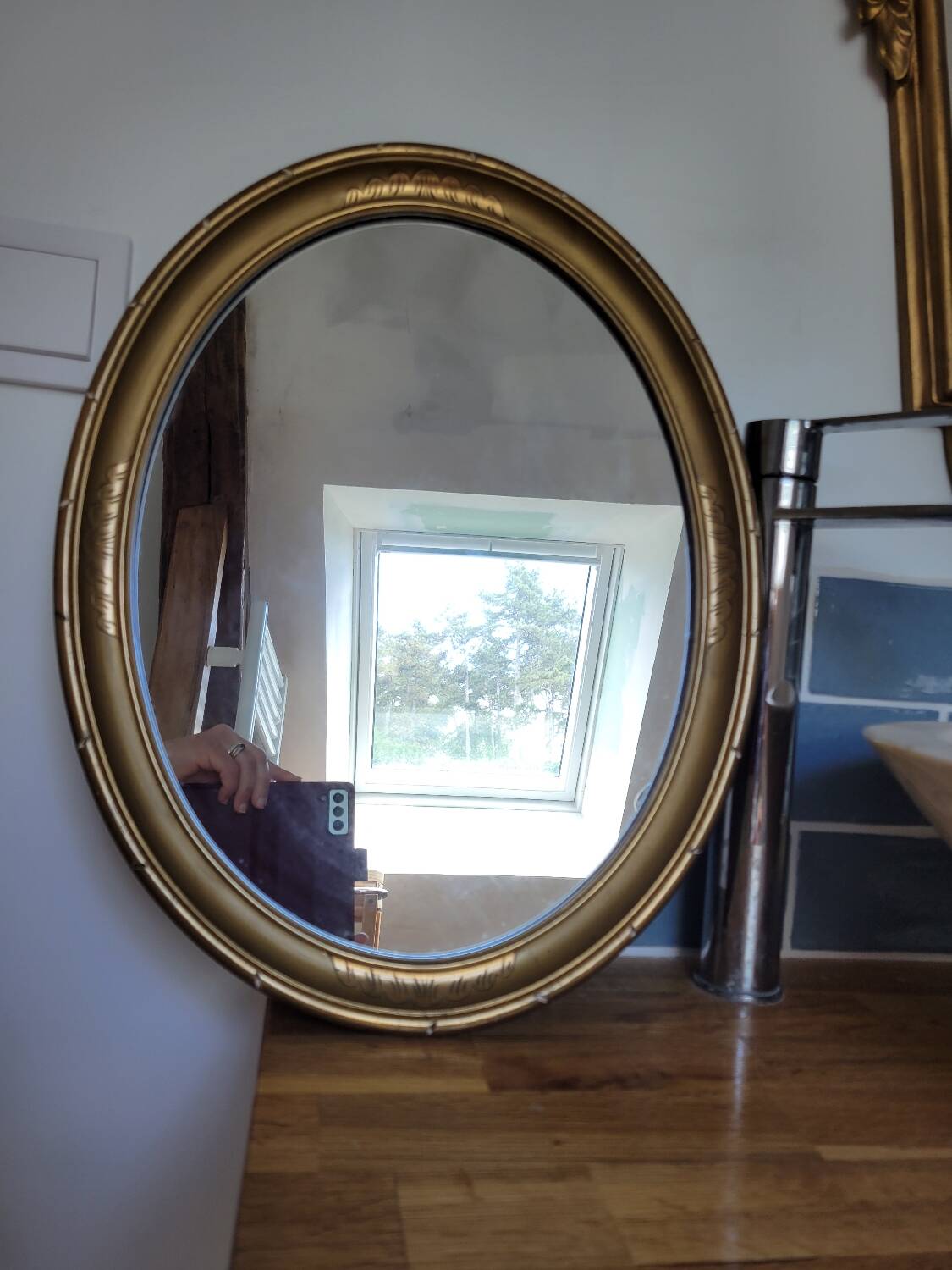 Oval mirror in gilded stucco 45 cm
