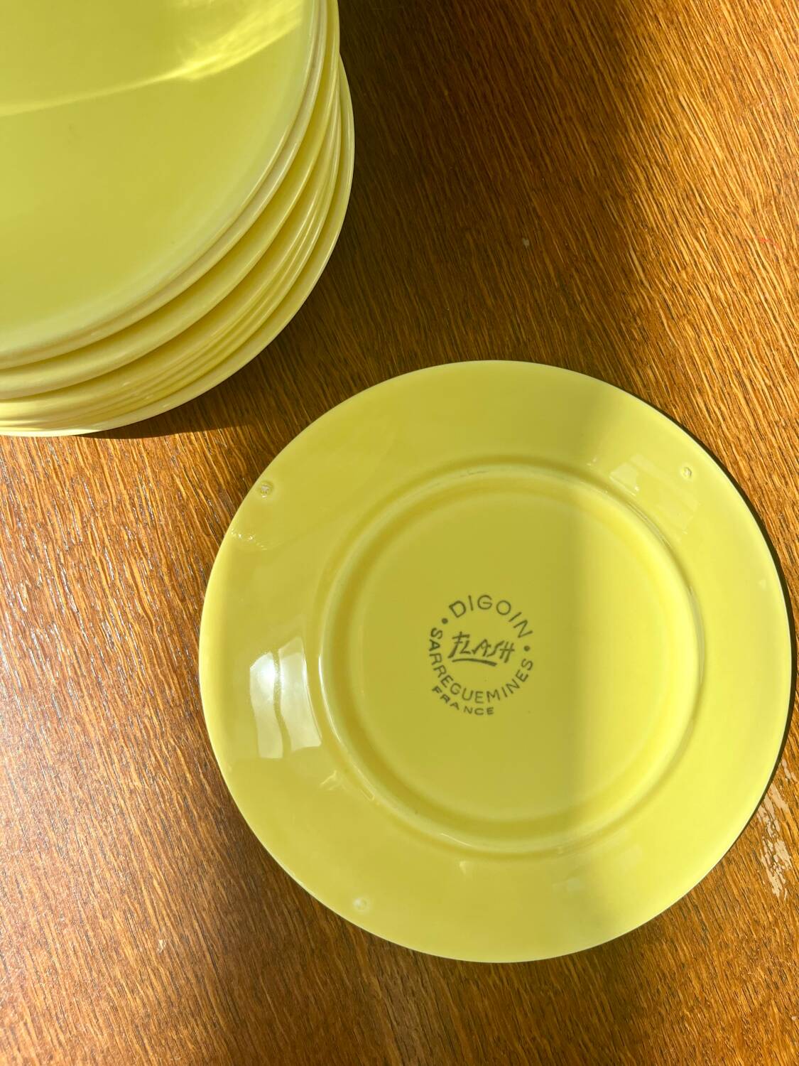 10 assiettes dessert et plat Digoin jaune