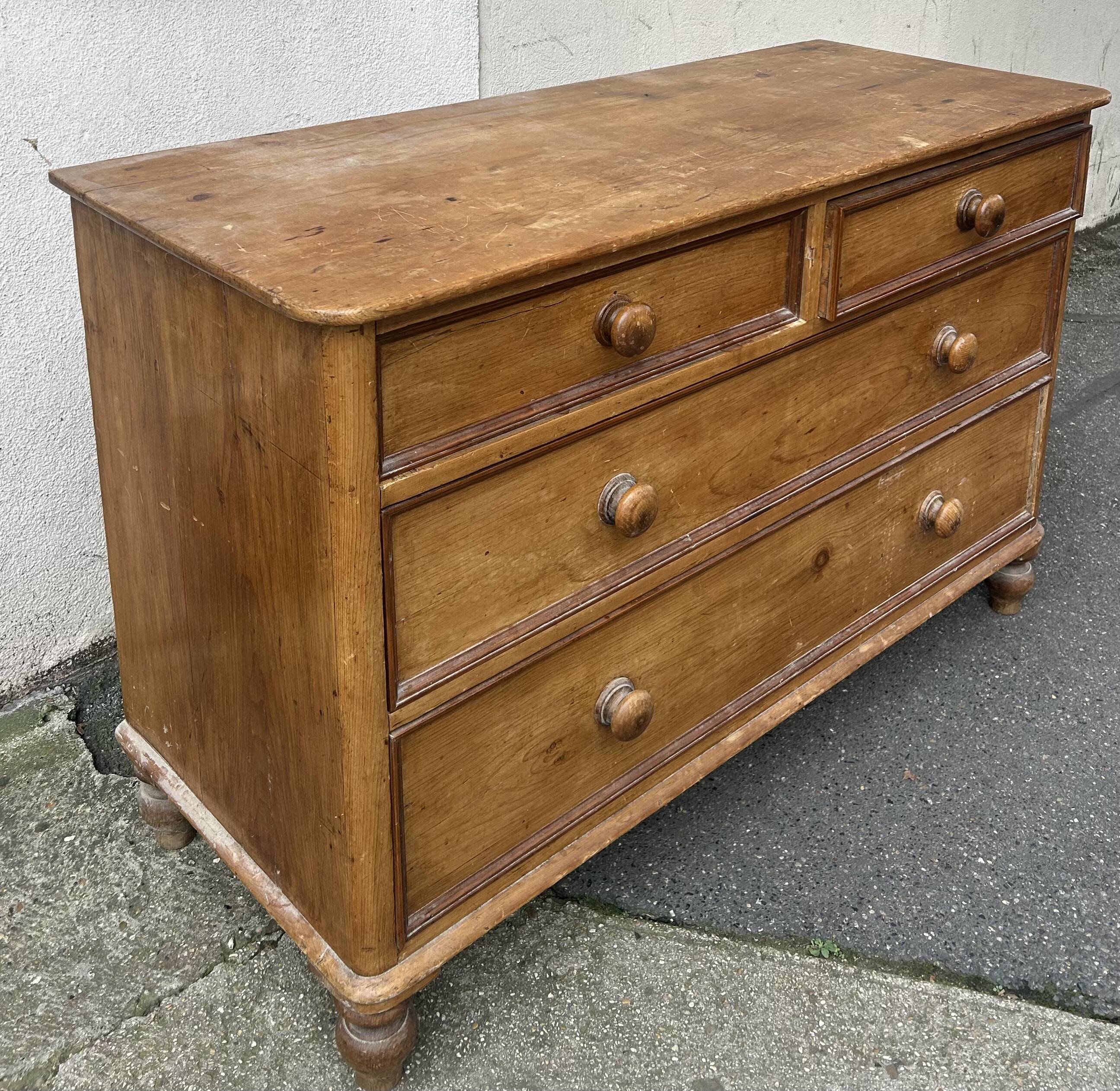 Pine chest of drawers with 4 drawers