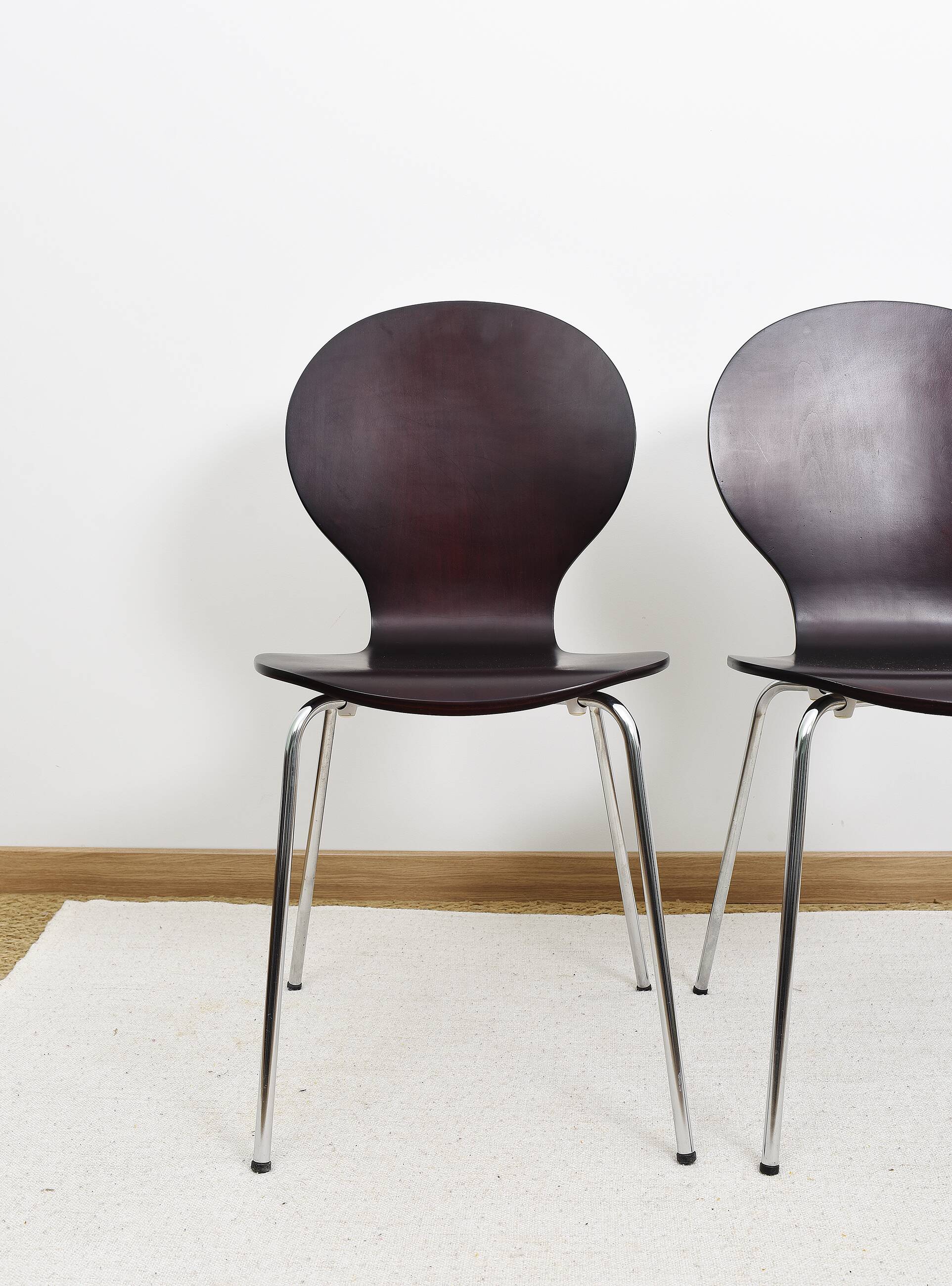 Set of 4 "ant" chairs, vintage, Diego model. Stackable, dark burgundy color.