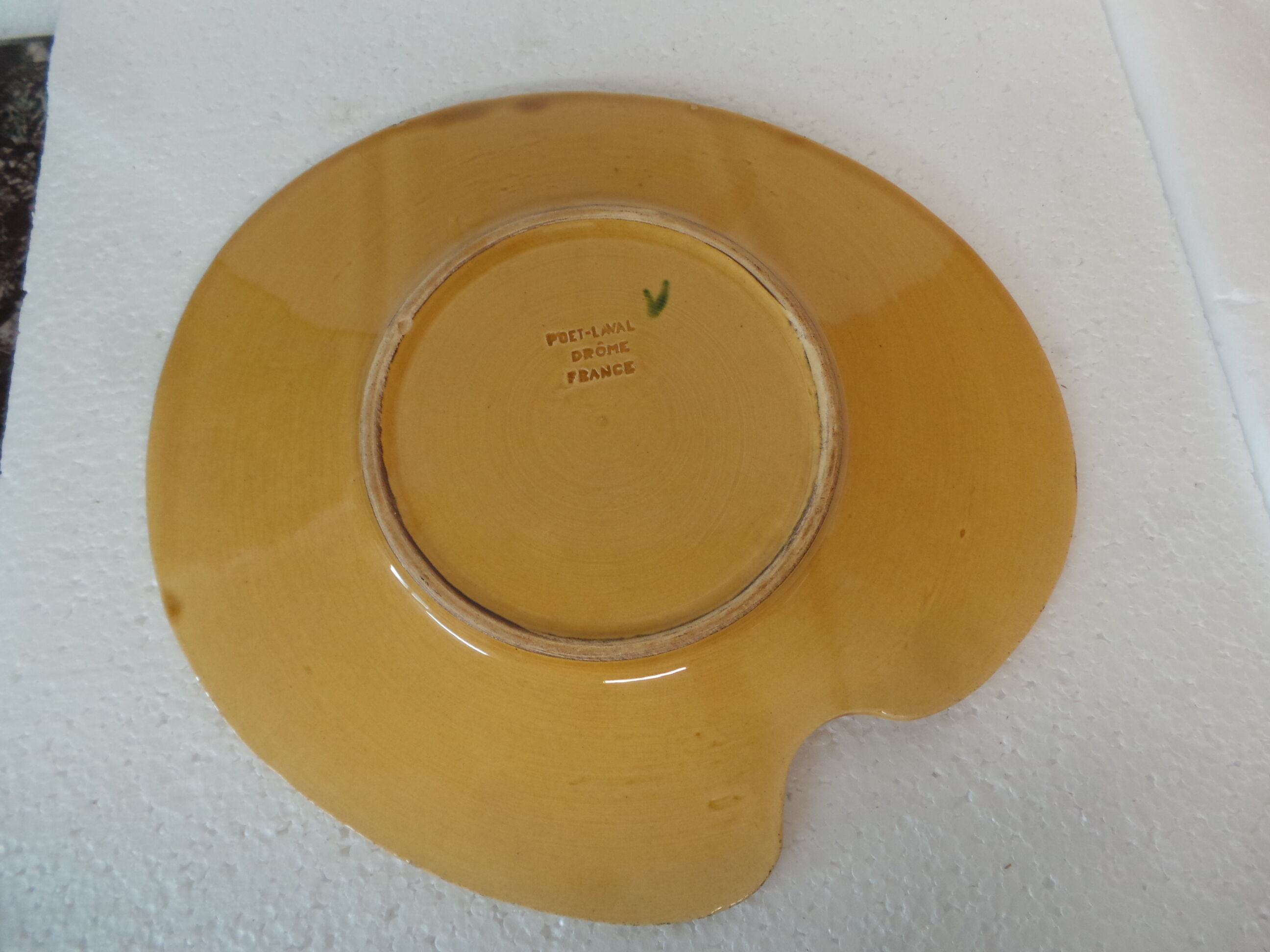 Dish center table strawberry decoration poet laval drome france painter's palette form