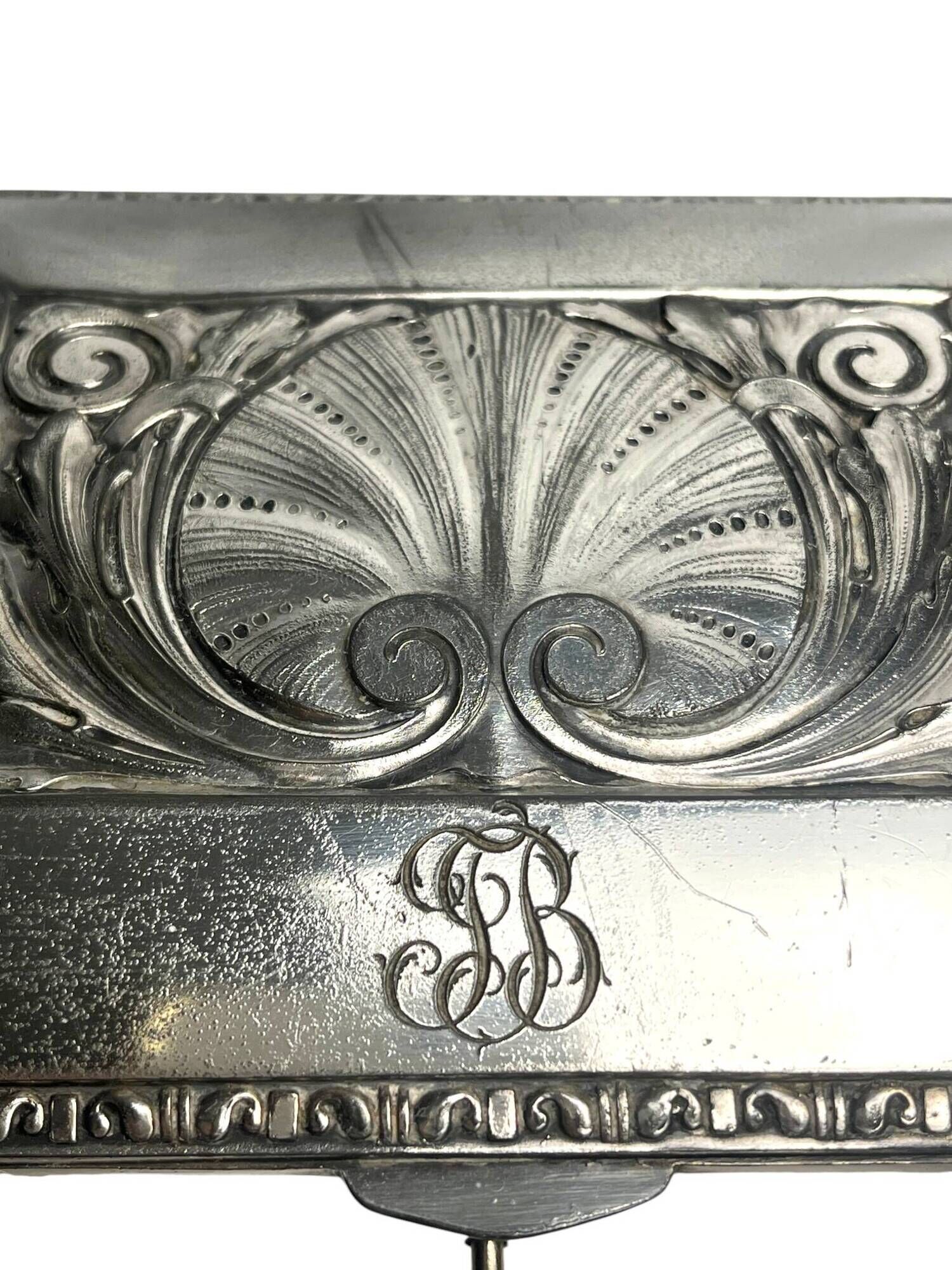 Silver-plated metal jewellery box with shell decoration, Kayser, 20th century.