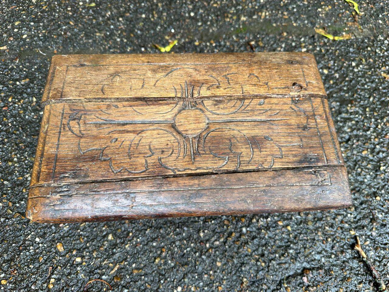 Jacobean stool or High Renaissance in solid oak from the 17th century