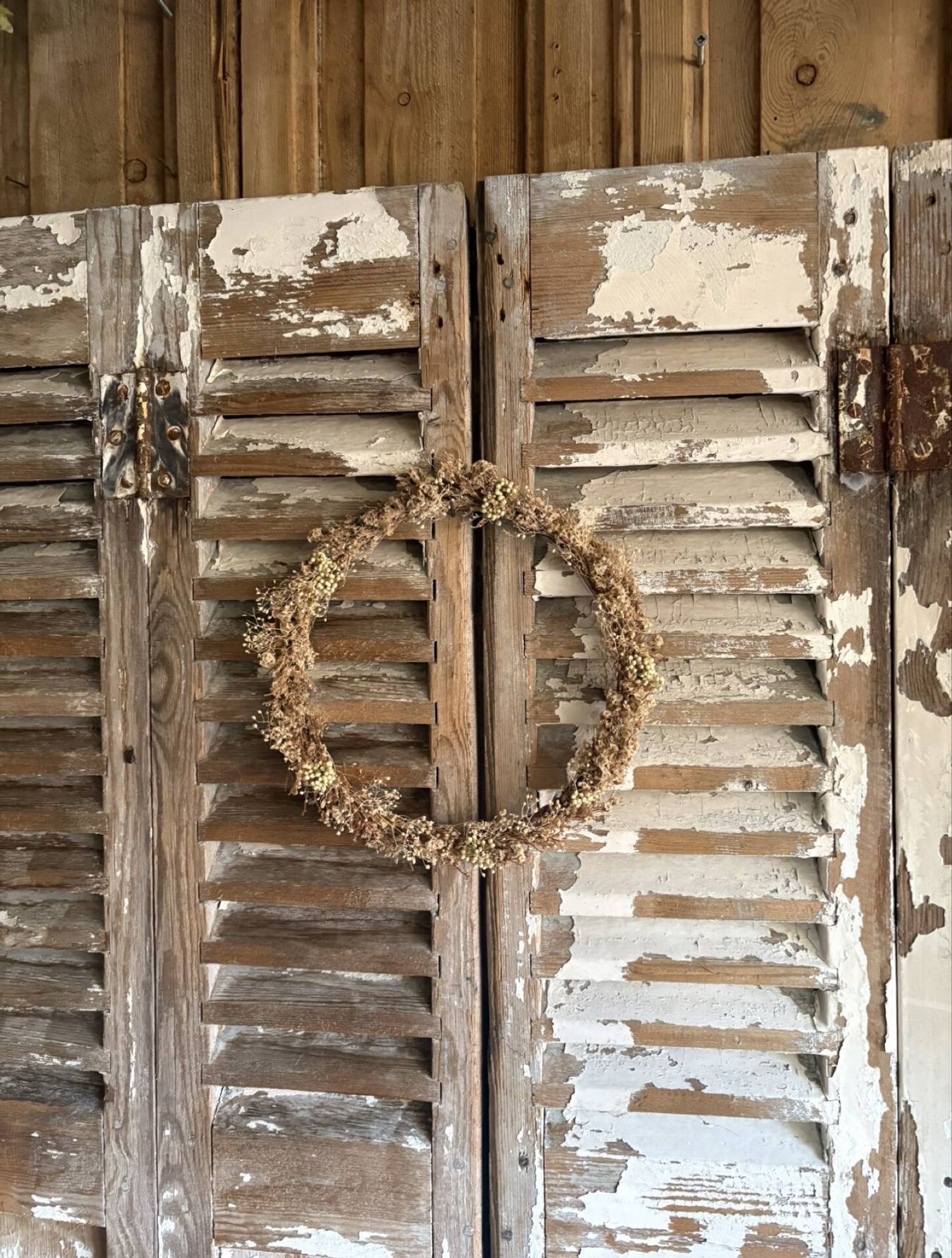 Ensemble d’anciens volets en bois