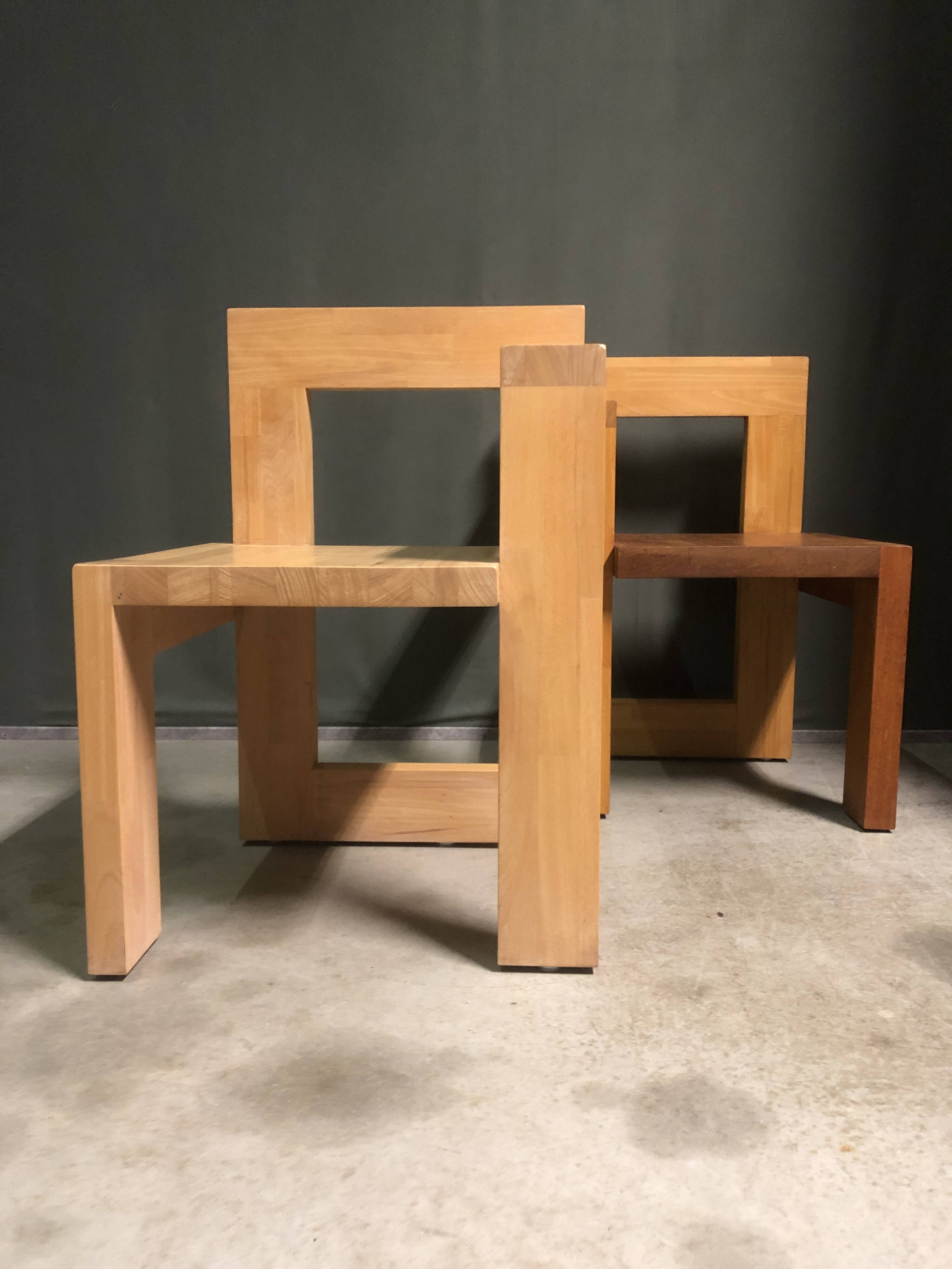 Une paire de Gerrit Rietveld de la chaise Steltman.