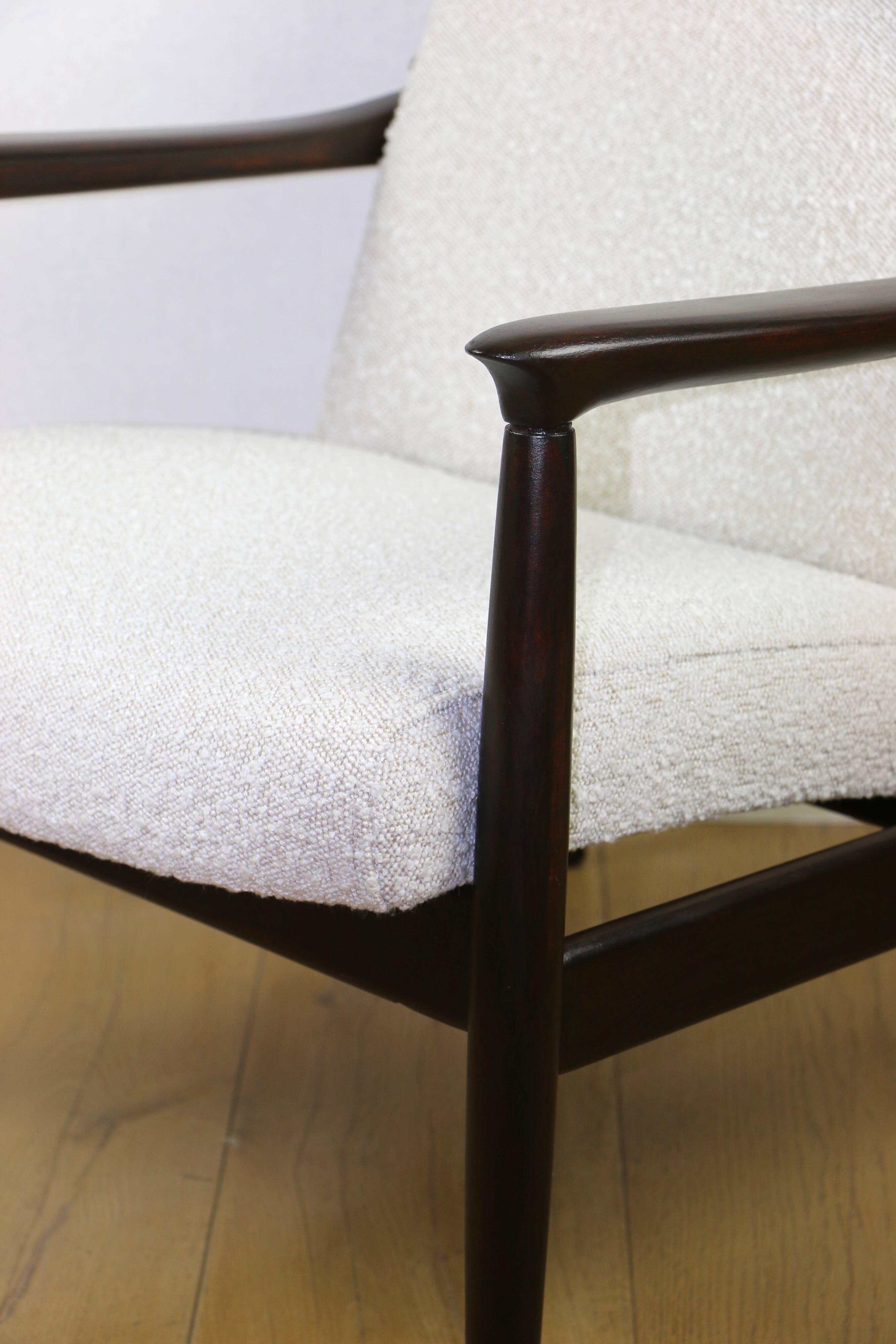 Fauteuil GFM-64 marron foncé en bouclé ivoire blanc attribué à Edmund Homa, années 1970