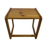 Ensemble vintage de trois tables d'appoint en pin, tables gigognes, années 1970